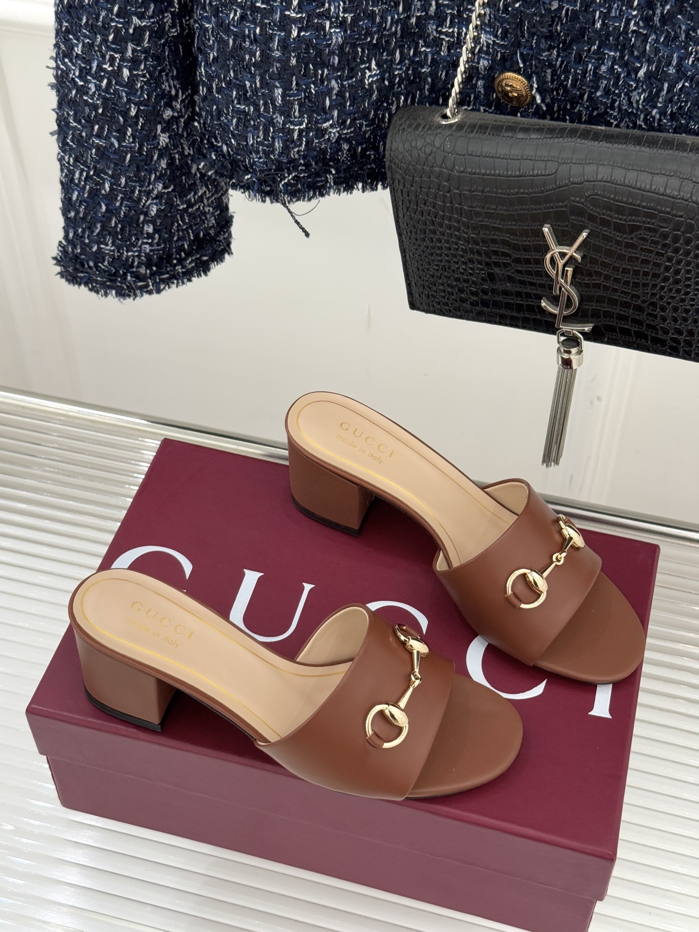 Gucci/古驰26WF春夏新品马衔扣鱼嘴粗跟拖鞋以时光为经纬 以自由为针线将品牌「随性的华美」具象为足