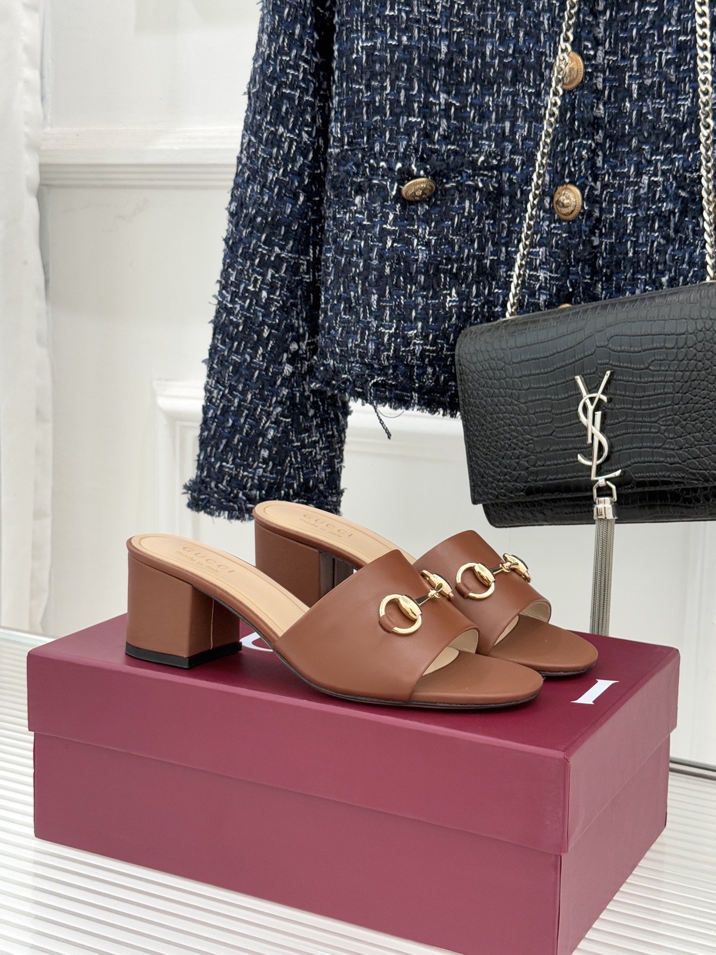 Gucci/古驰26WF春夏新品马衔扣鱼嘴粗跟拖鞋以时光为经纬 以自由为针线将品牌「随性的华美」具象为足