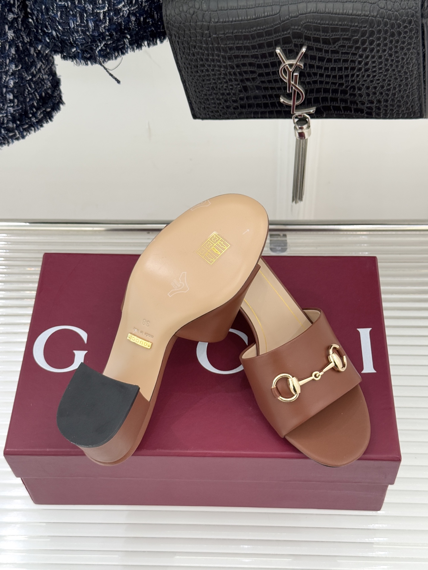 Gucci/古驰26WF春夏新品马衔扣鱼嘴粗跟拖鞋以时光为经纬 以自由为针线将品牌「随性的华美」具象为足