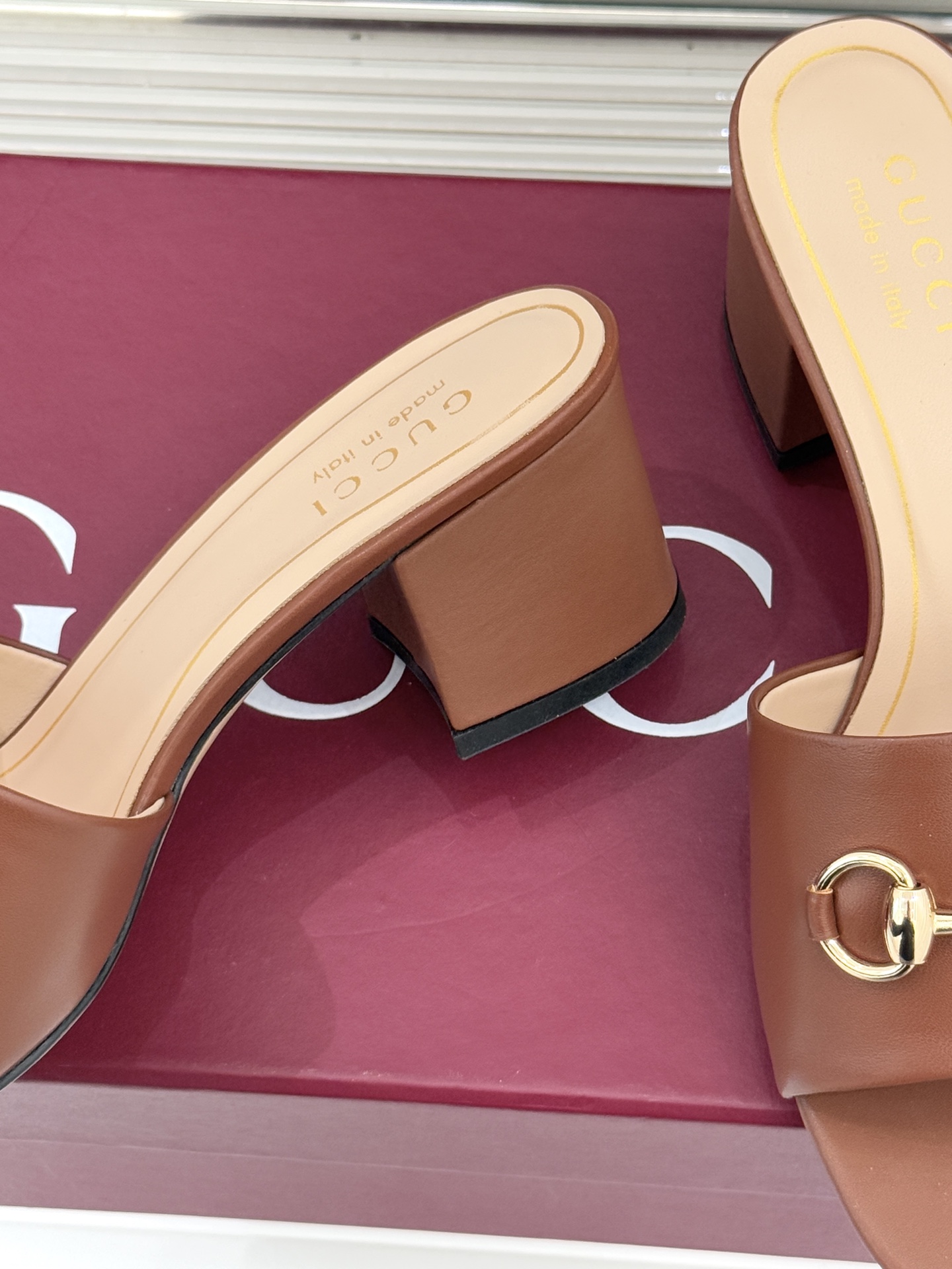 Gucci/古驰26WF春夏新品马衔扣鱼嘴粗跟拖鞋以时光为经纬 以自由为针线将品牌「随性的华美」具象为足