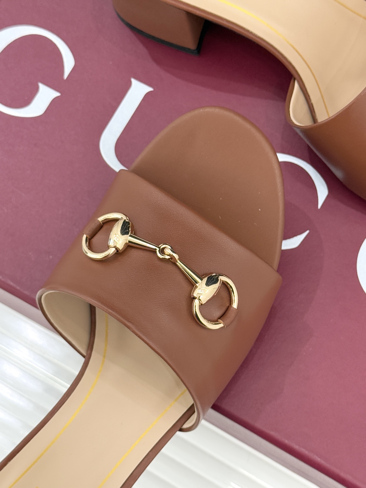 Gucci/古驰26WF春夏新品马衔扣鱼嘴粗跟拖鞋以时光为经纬 以自由为针线将品牌「随性的华美」具象为足