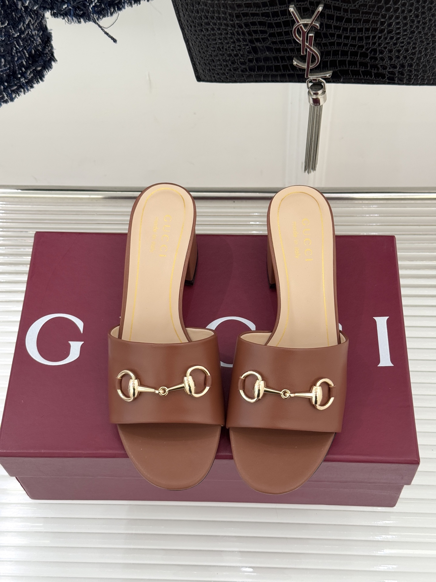 Gucci/古驰26WF春夏新品马衔扣鱼嘴粗跟拖鞋以时光为经纬 以自由为针线将品牌「随性的华美」具象为足