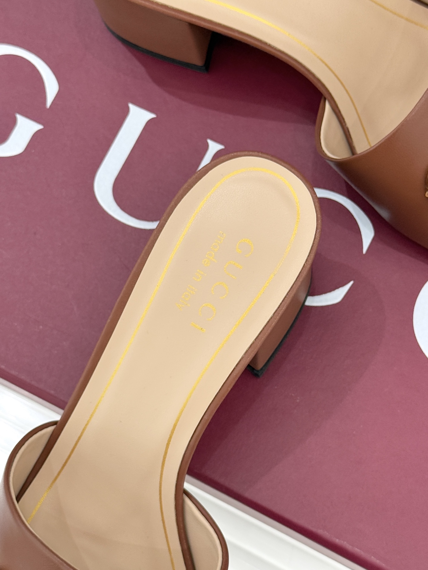 Gucci/古驰26WF春夏新品马衔扣鱼嘴粗跟拖鞋以时光为经纬 以自由为针线将品牌「随性的华美」具象为足