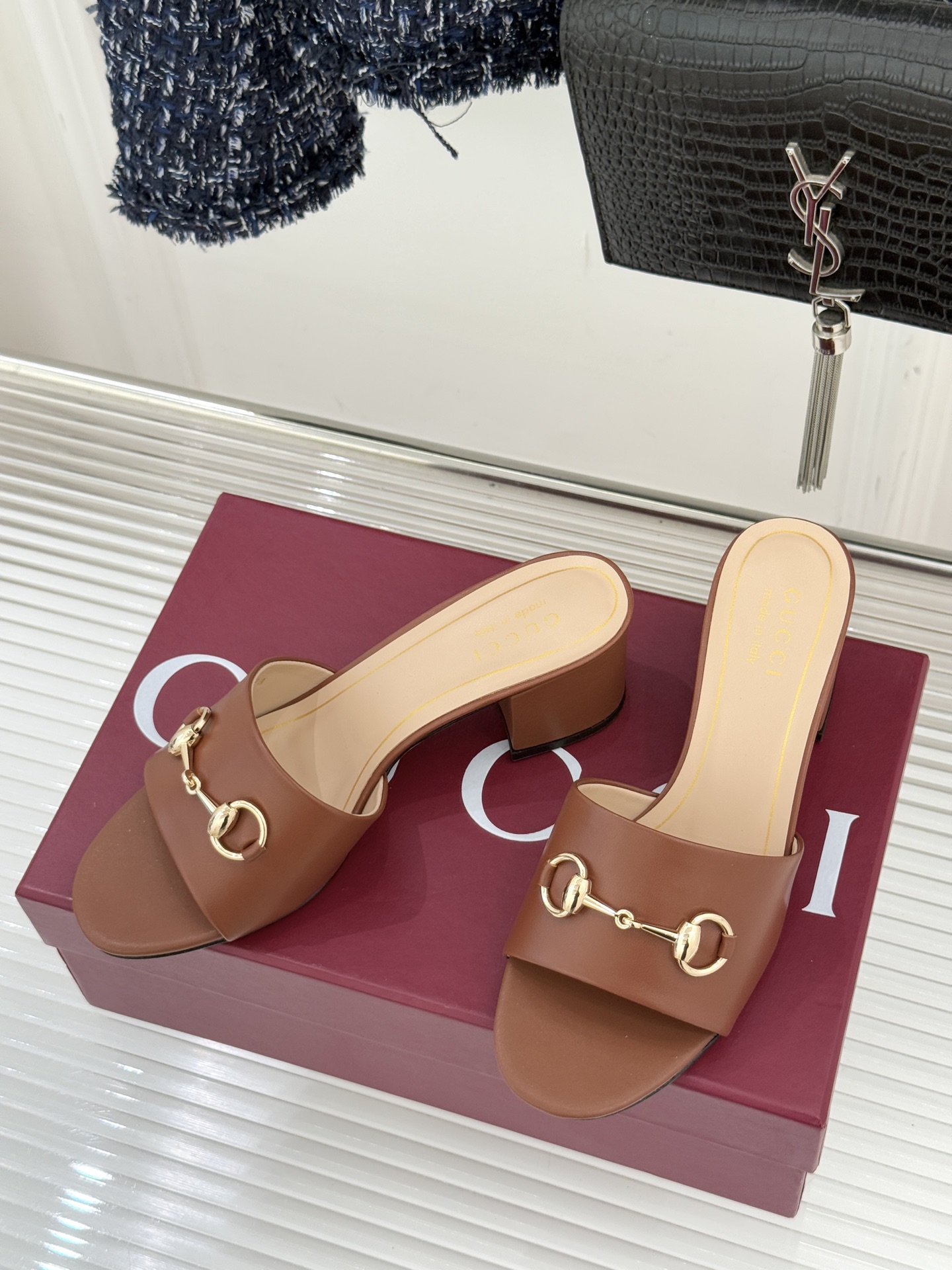 Gucci/古驰26WF春夏新品马衔扣鱼嘴粗跟拖鞋以时光为经纬 以自由为针线将品牌「随性的华美」具象为足