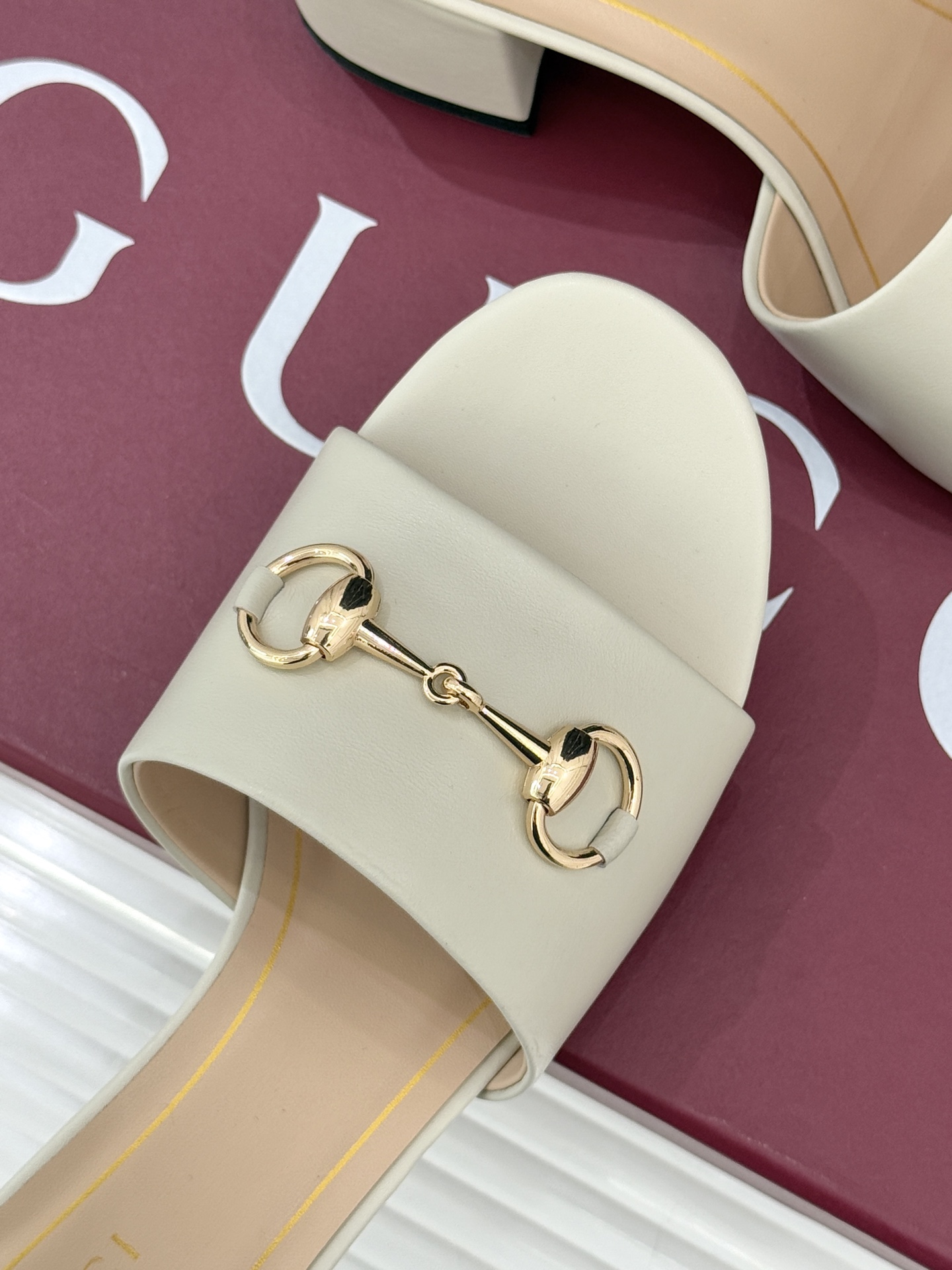 Gucci/古驰26WF春夏新品马衔扣鱼嘴粗跟拖鞋以时光为经纬 以自由为针线将品牌「随性的华美」具象为足