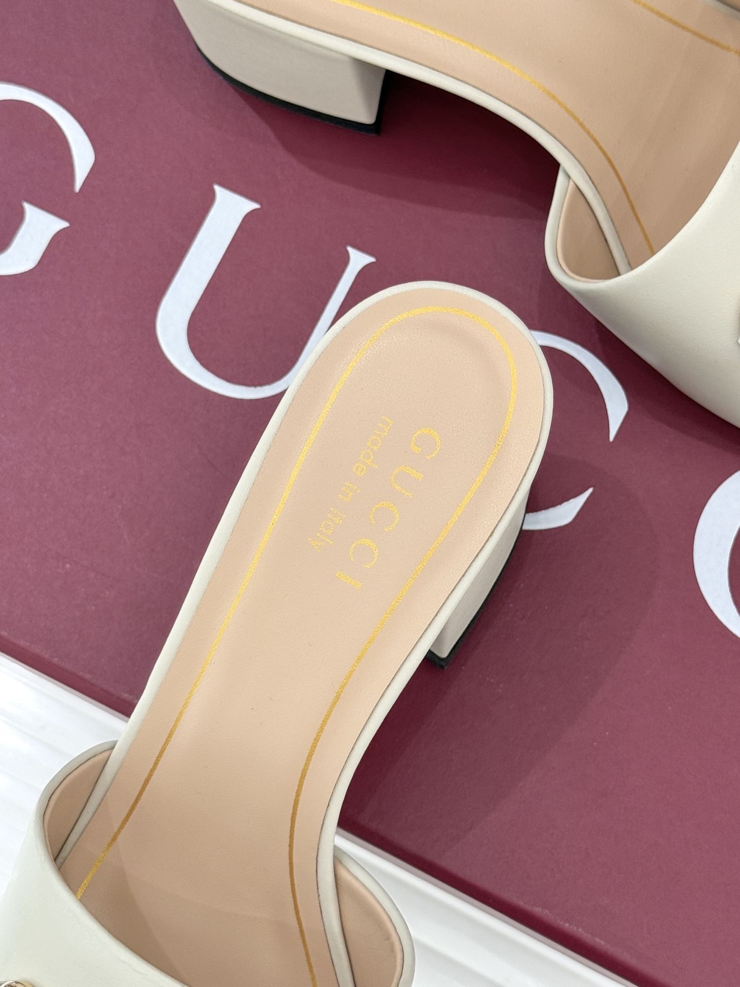 Gucci/古驰26WF春夏新品马衔扣鱼嘴粗跟拖鞋以时光为经纬 以自由为针线将品牌「随性的华美」具象为足