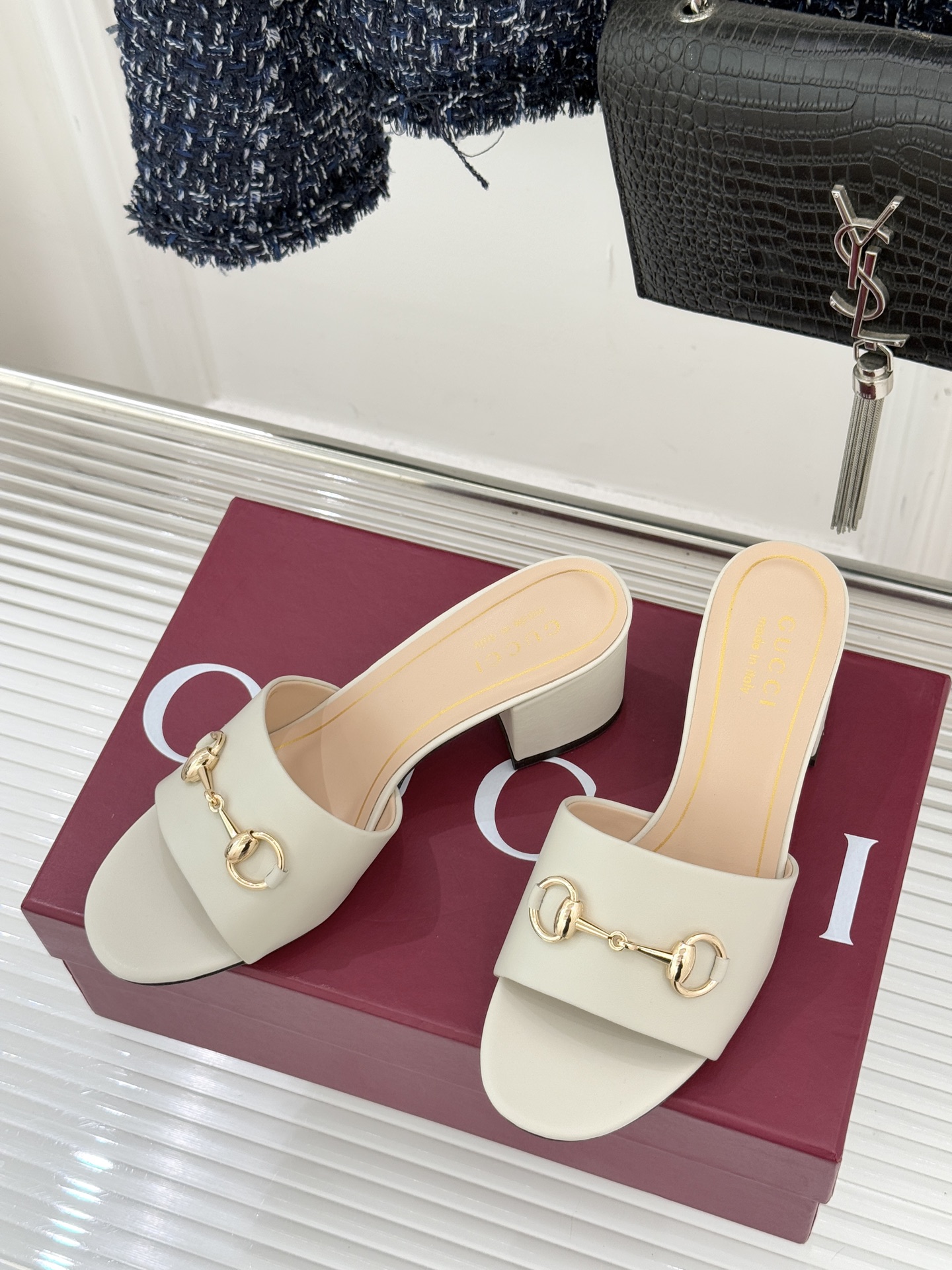 Gucci/古驰26WF春夏新品马衔扣鱼嘴粗跟拖鞋以时光为经纬 以自由为针线将品牌「随性的华美」具象为足