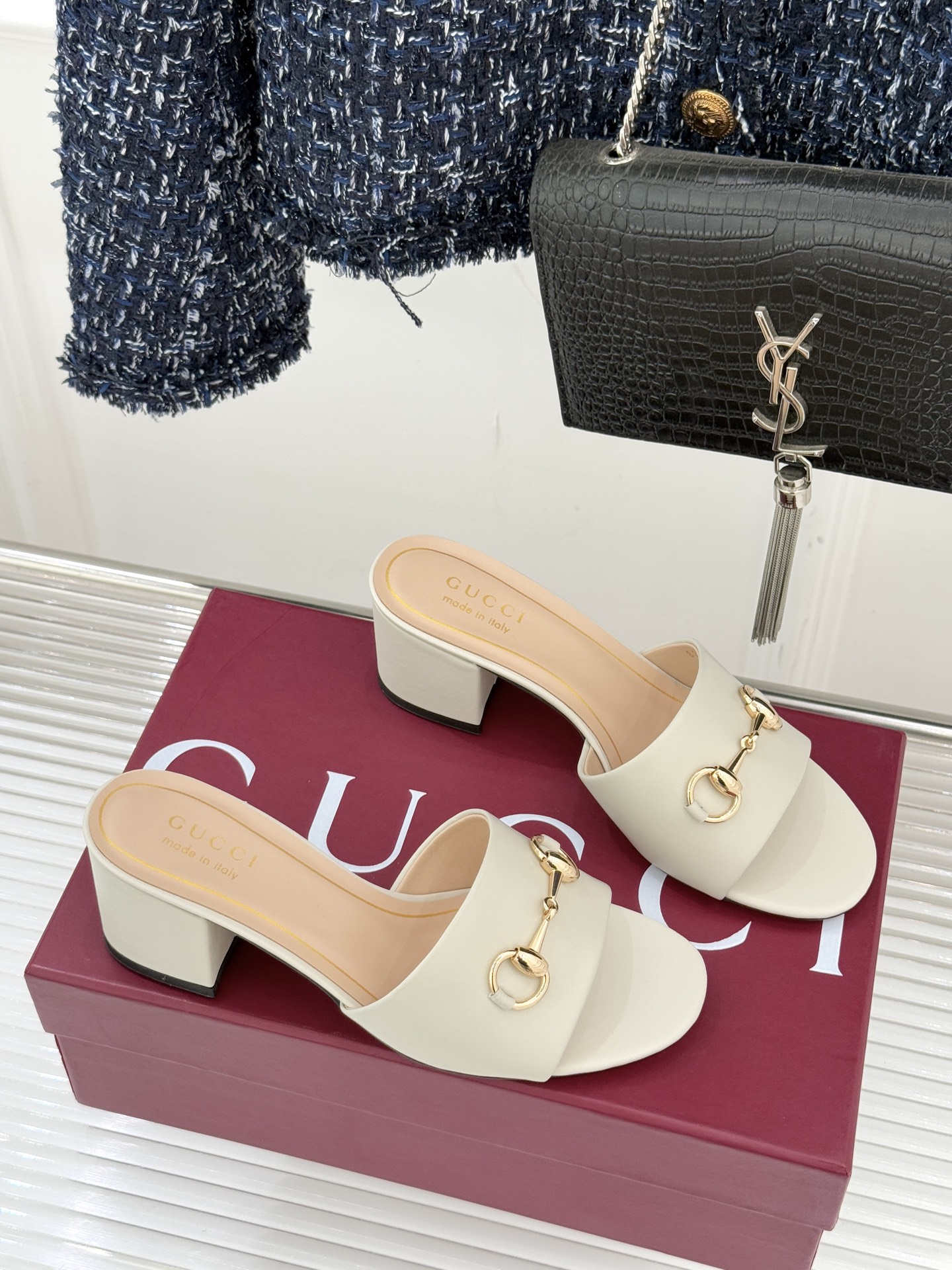 Gucci/古驰26WF春夏新品马衔扣鱼嘴粗跟拖鞋以时光为经纬 以自由为针线将品牌「随性的华美」具象为足