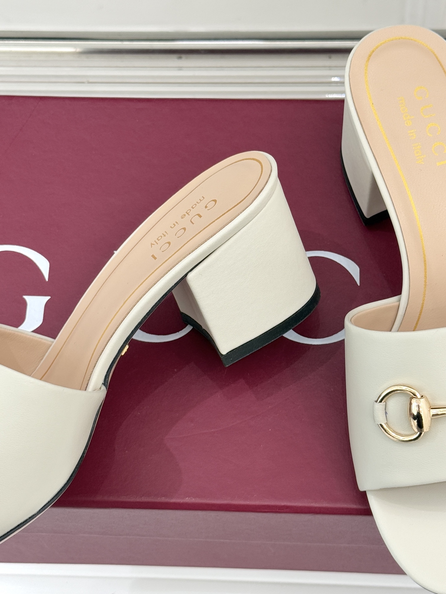 Gucci/古驰26WF春夏新品马衔扣鱼嘴粗跟拖鞋以时光为经纬 以自由为针线将品牌「随性的华美」具象为足