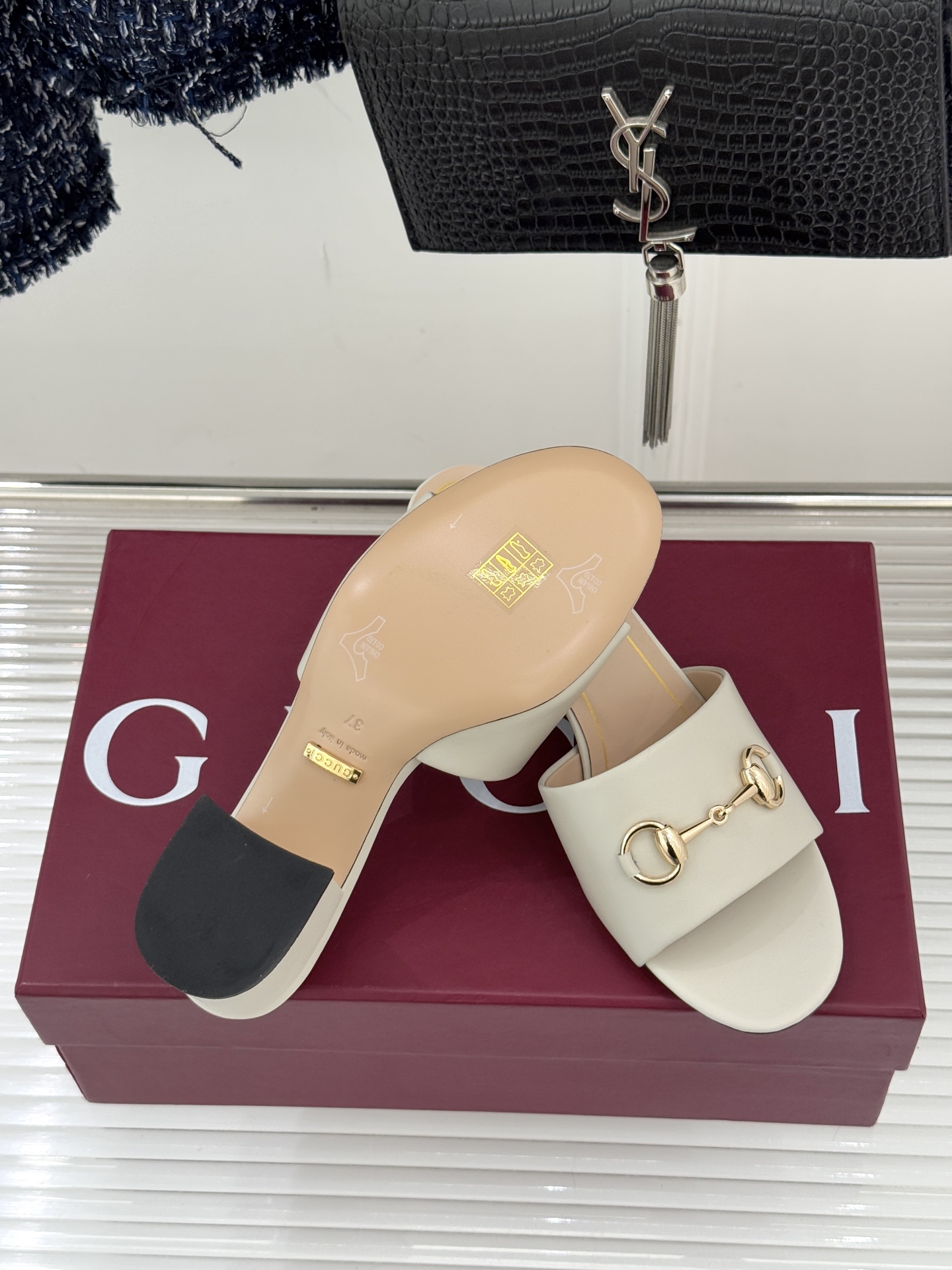 Gucci/古驰26WF春夏新品马衔扣鱼嘴粗跟拖鞋以时光为经纬 以自由为针线将品牌「随性的华美」具象为足