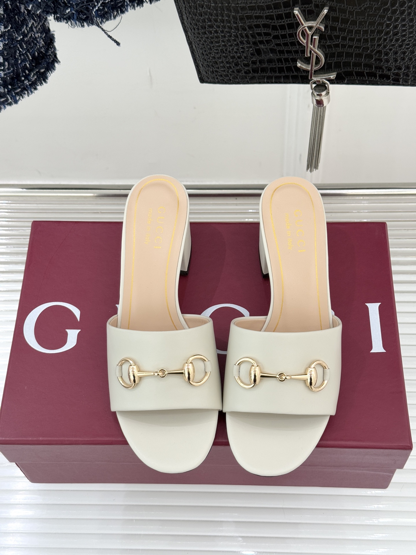 Gucci/古驰26WF春夏新品马衔扣鱼嘴粗跟拖鞋以时光为经纬 以自由为针线将品牌「随性的华美」具象为足