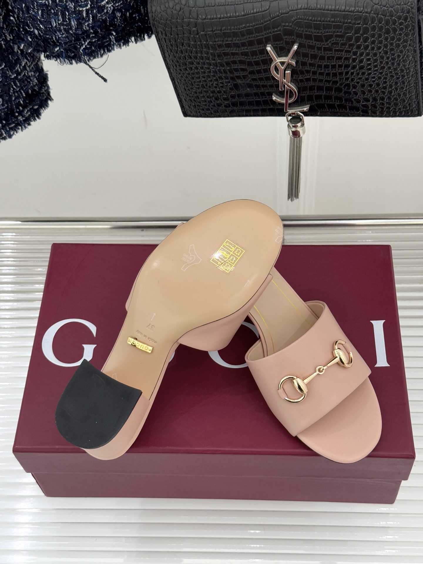 Gucci/古驰26WF春夏新品马衔扣鱼嘴粗跟拖鞋以时光为经纬 以自由为针线将品牌「随性的华美」具象为足