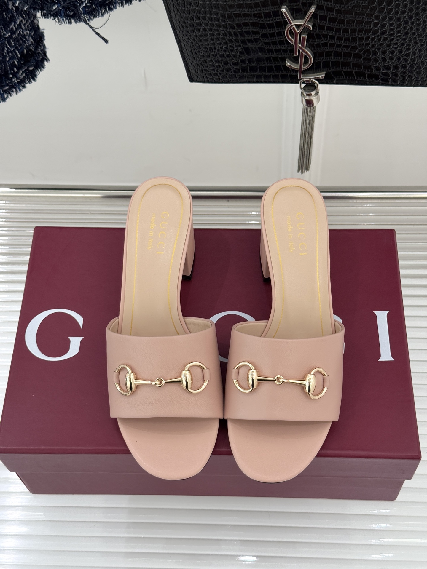 Gucci/古驰26WF春夏新品马衔扣鱼嘴粗跟拖鞋以时光为经纬 以自由为针线将品牌「随性的华美」具象为足