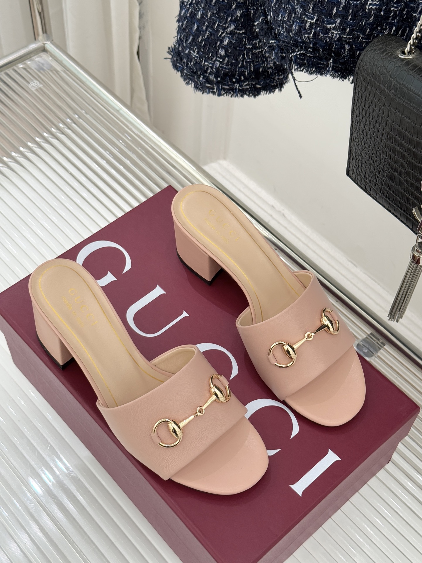 Gucci/古驰26WF春夏新品马衔扣鱼嘴粗跟拖鞋以时光为经纬 以自由为针线将品牌「随性的华美」具象为足