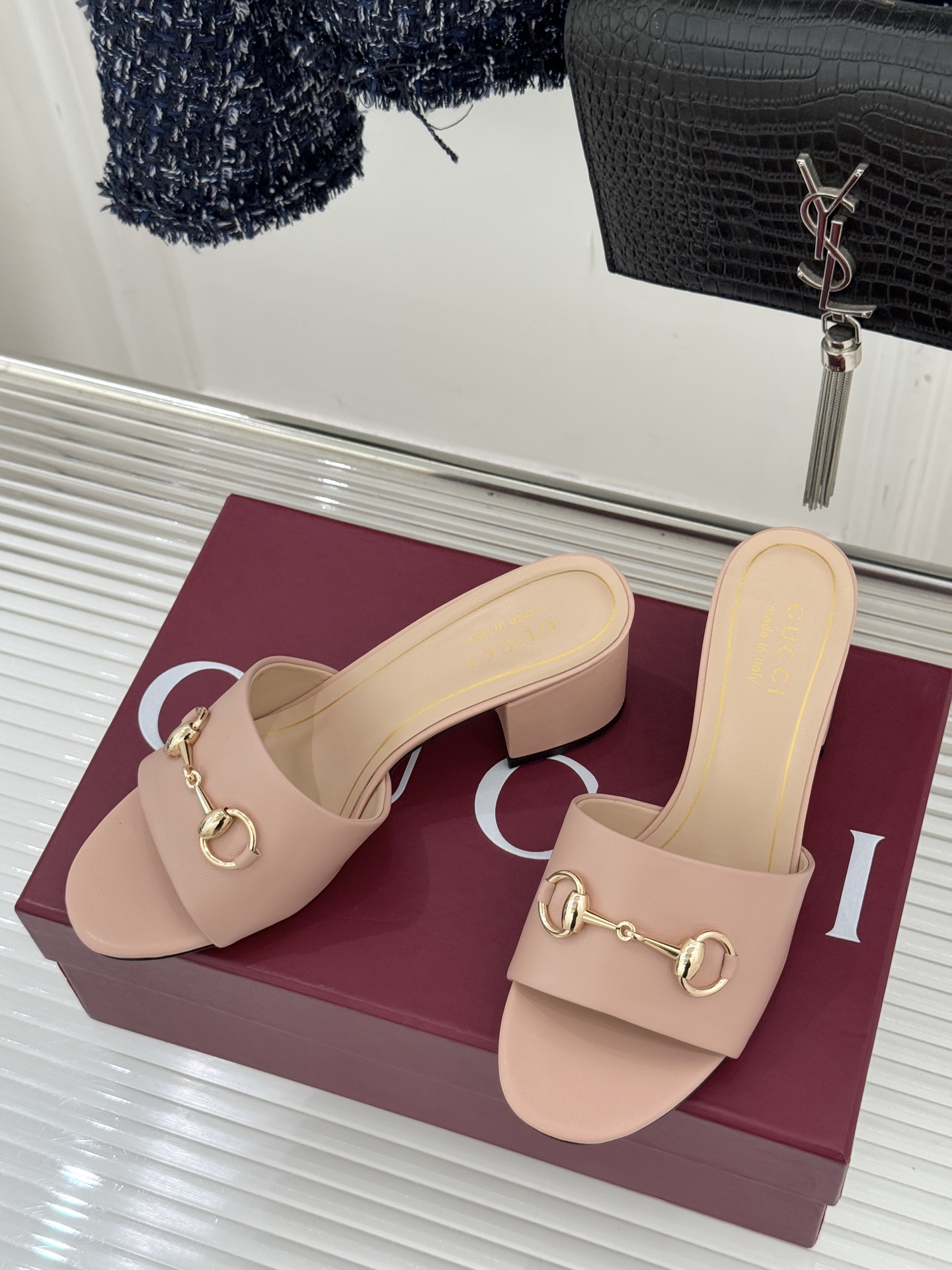 Gucci/古驰26WF春夏新品马衔扣鱼嘴粗跟拖鞋以时光为经纬 以自由为针线将品牌「随性的华美」具象为足
