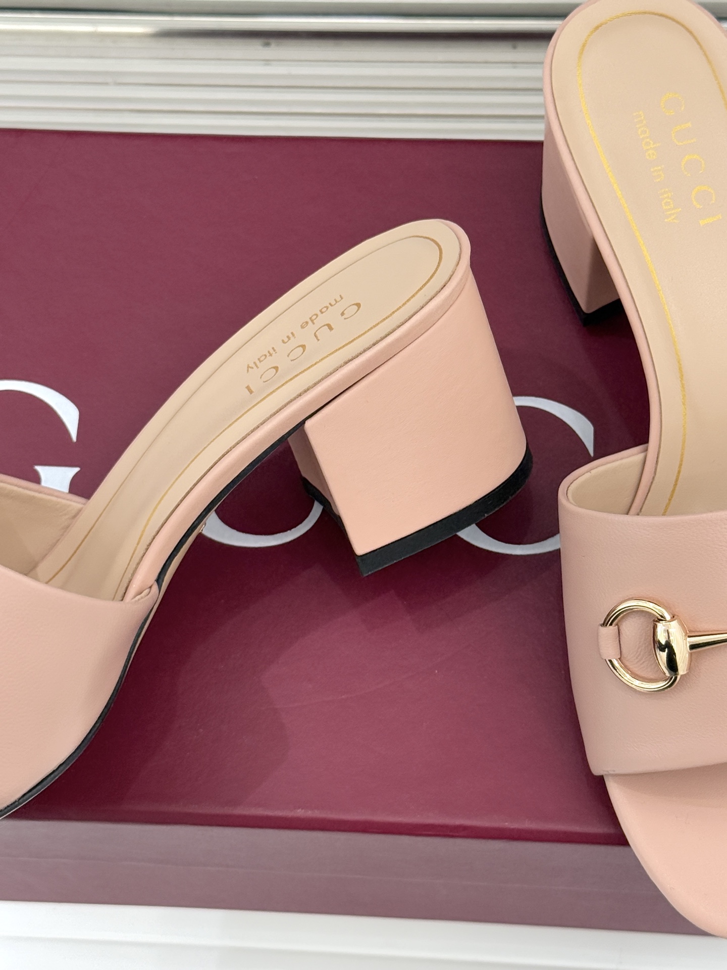 Gucci/古驰26WF春夏新品马衔扣鱼嘴粗跟拖鞋以时光为经纬 以自由为针线将品牌「随性的华美」具象为足