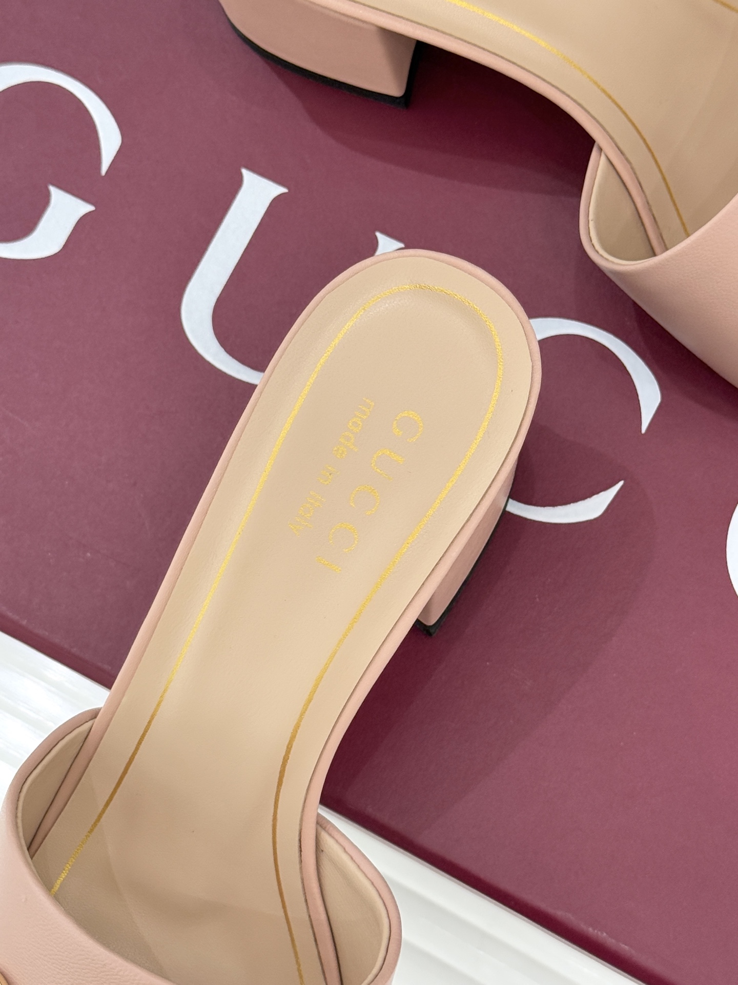 Gucci/古驰26WF春夏新品马衔扣鱼嘴粗跟拖鞋以时光为经纬 以自由为针线将品牌「随性的华美」具象为足