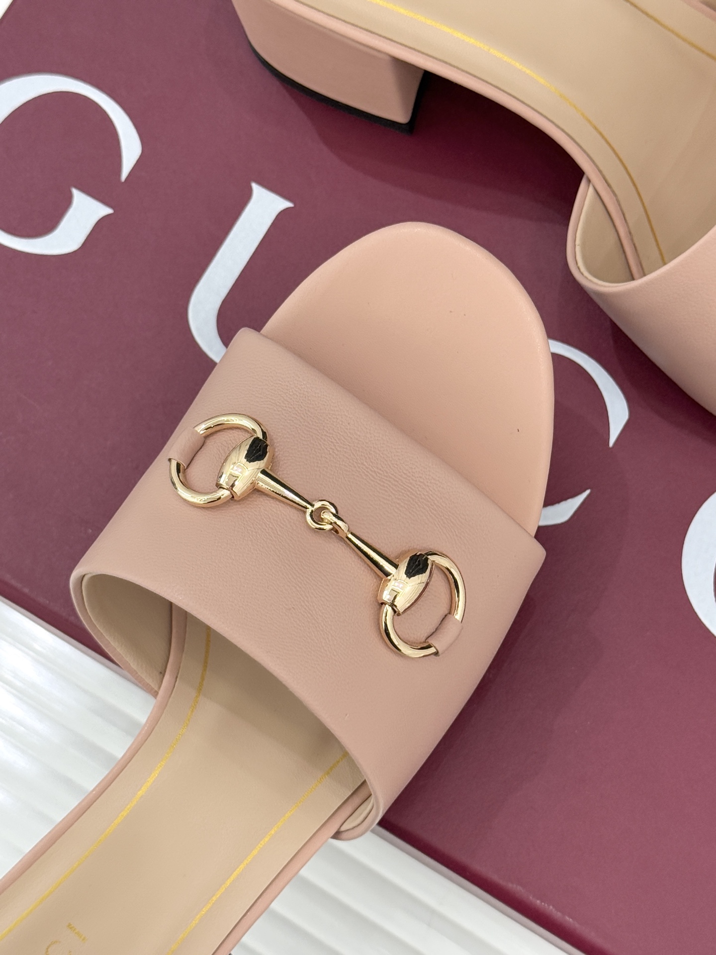 Gucci/古驰26WF春夏新品马衔扣鱼嘴粗跟拖鞋以时光为经纬 以自由为针线将品牌「随性的华美」具象为足