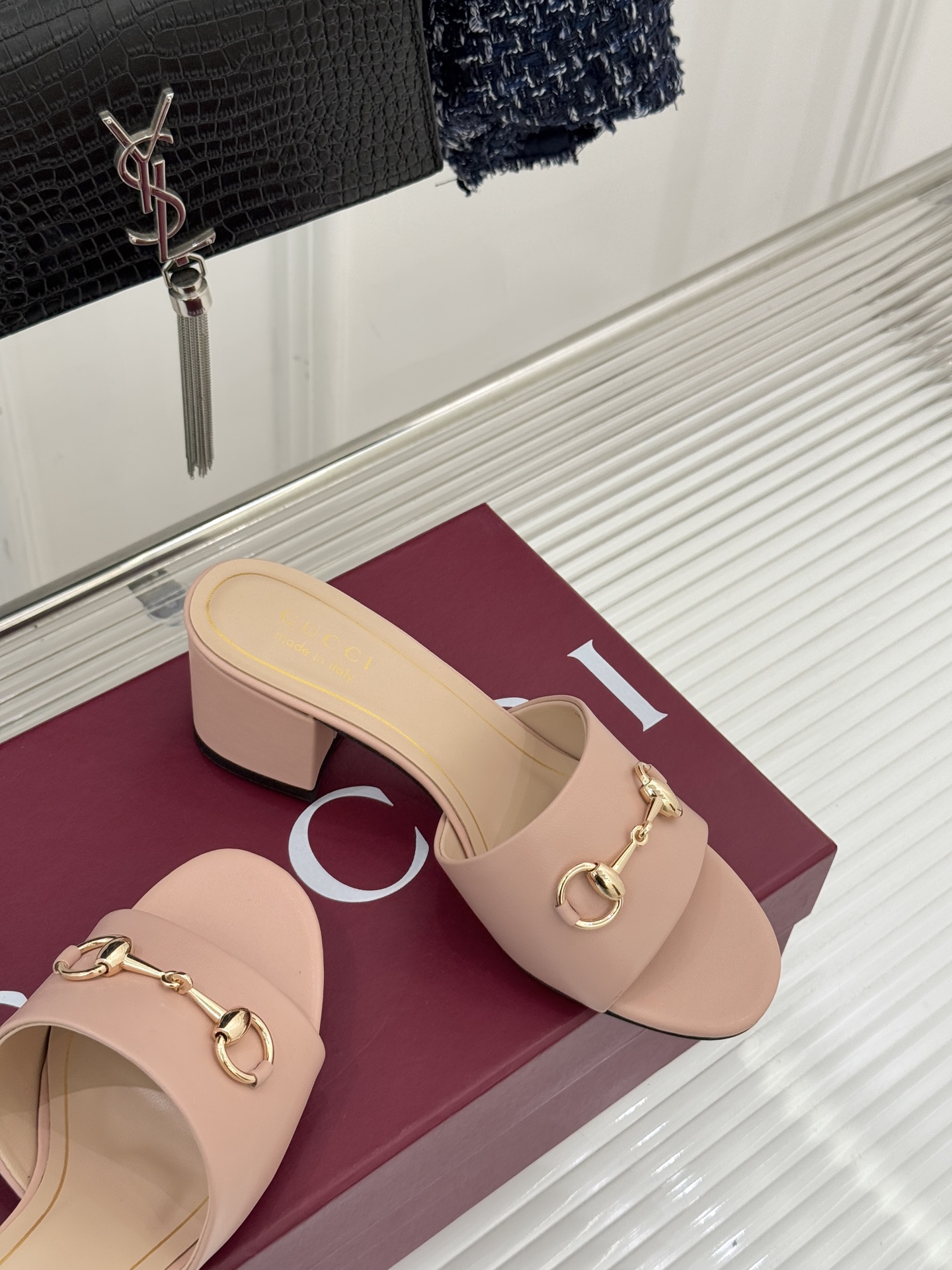 Gucci/古驰26WF春夏新品马衔扣鱼嘴粗跟拖鞋以时光为经纬 以自由为针线将品牌「随性的华美」具象为足