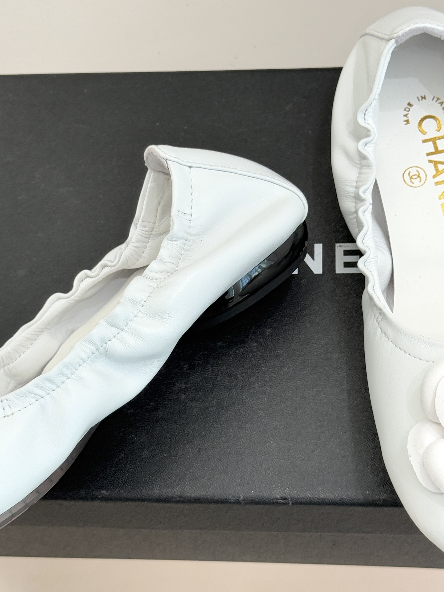 CHANE* ｜小香26P双C山茶花平底芭蕾舞鞋以芭蕾鞋的灵动续写小香经典让品牌灵魂符号山茶花与双C标识