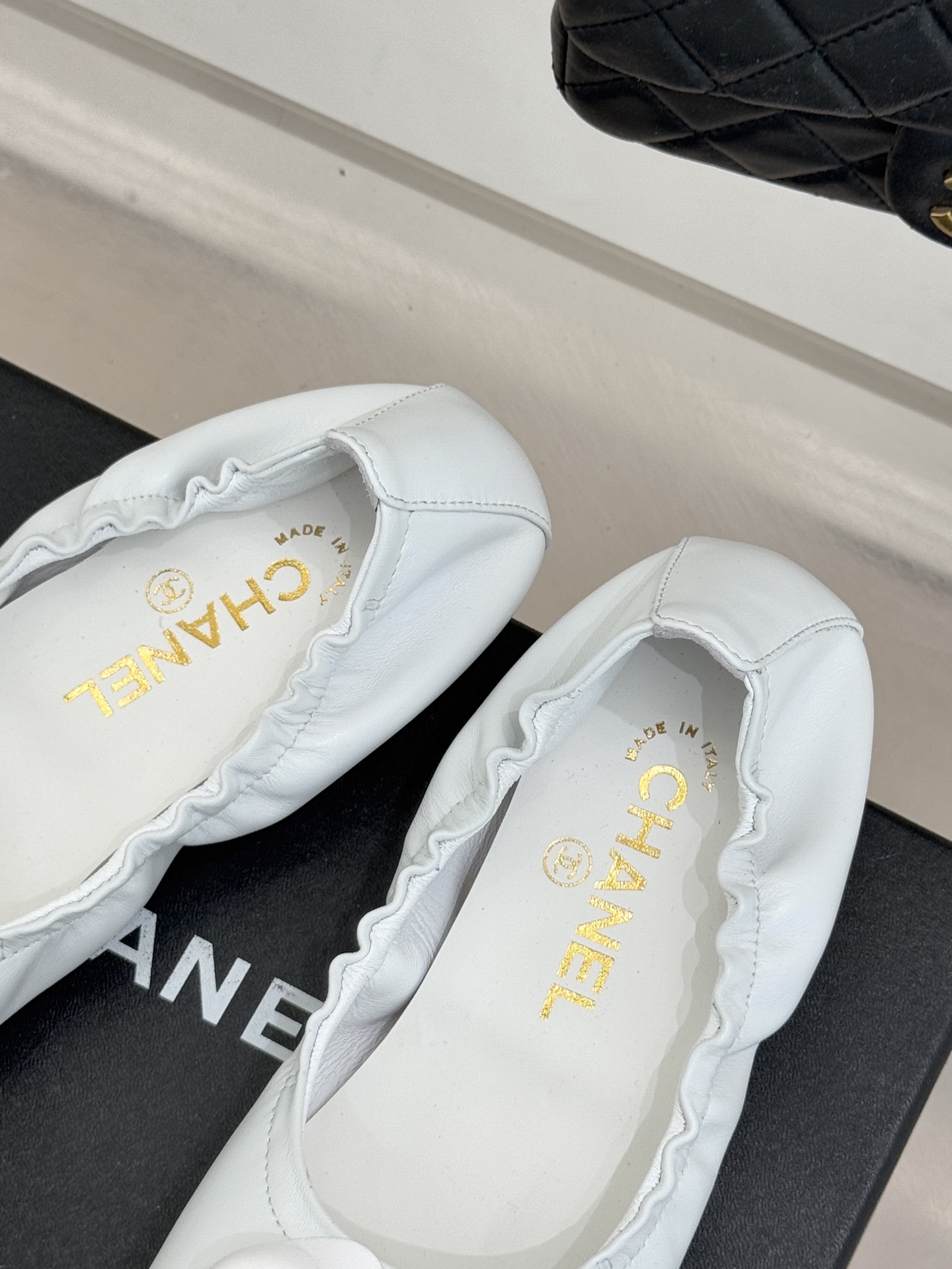 CHANE* ｜小香26P双C山茶花平底芭蕾舞鞋以芭蕾鞋的灵动续写小香经典让品牌灵魂符号山茶花与双C标识