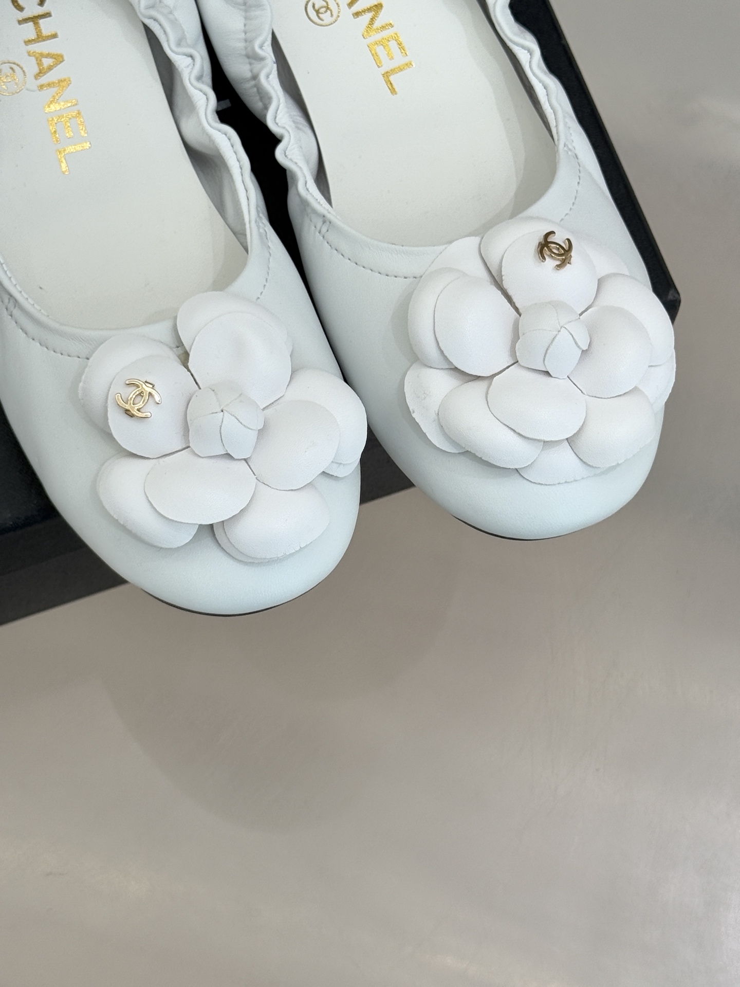 CHANE* ｜小香26P双C山茶花平底芭蕾舞鞋以芭蕾鞋的灵动续写小香经典让品牌灵魂符号山茶花与双C标识