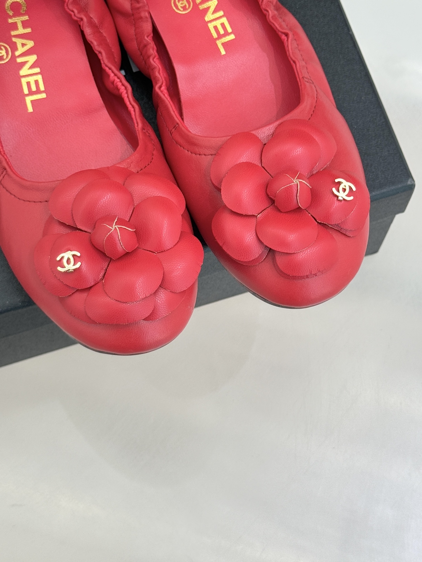 CHANE* ｜小香26P双C山茶花平底芭蕾舞鞋以芭蕾鞋的灵动续写小香经典让品牌灵魂符号山茶花与双C标识