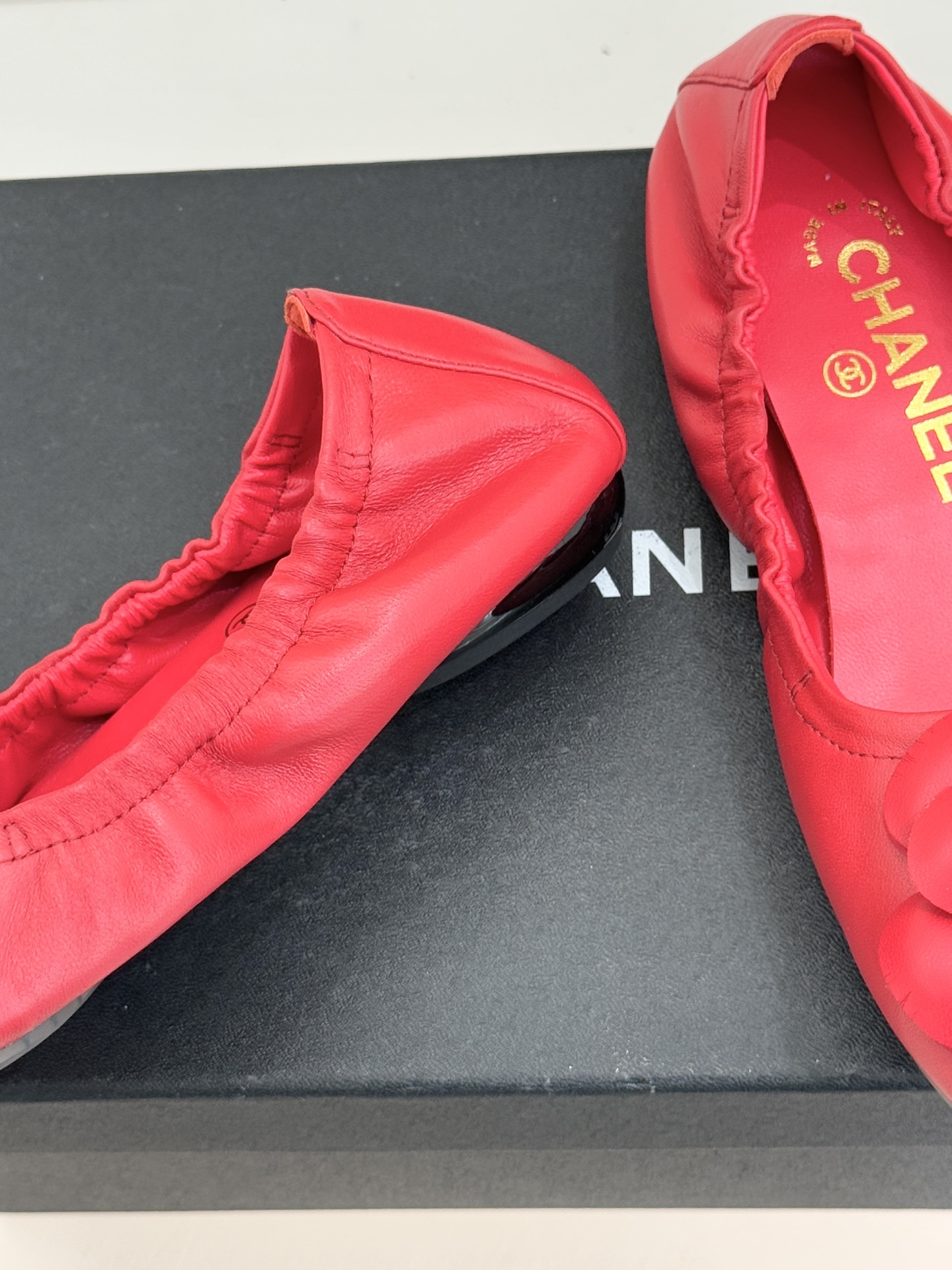 CHANE* ｜小香26P双C山茶花平底芭蕾舞鞋以芭蕾鞋的灵动续写小香经典让品牌灵魂符号山茶花与双C标识