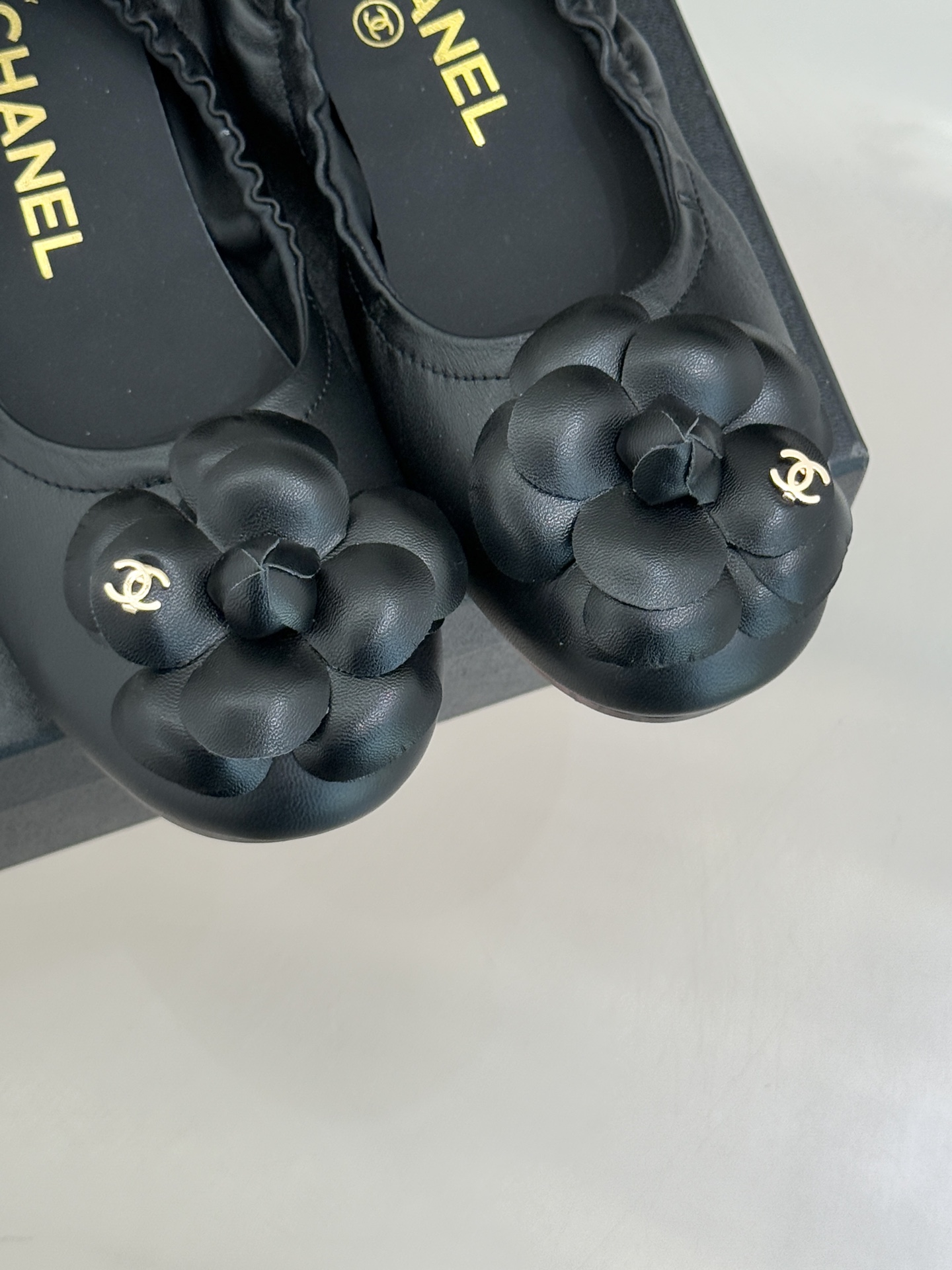 CHANE* ｜小香26P双C山茶花平底芭蕾舞鞋以芭蕾鞋的灵动续写小香经典让品牌灵魂符号山茶花与双C标识