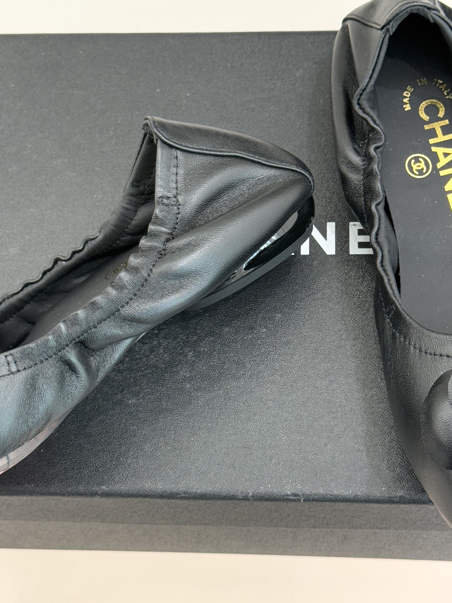 CHANE* ｜小香26P双C山茶花平底芭蕾舞鞋以芭蕾鞋的灵动续写小香经典让品牌灵魂符号山茶花与双C标识