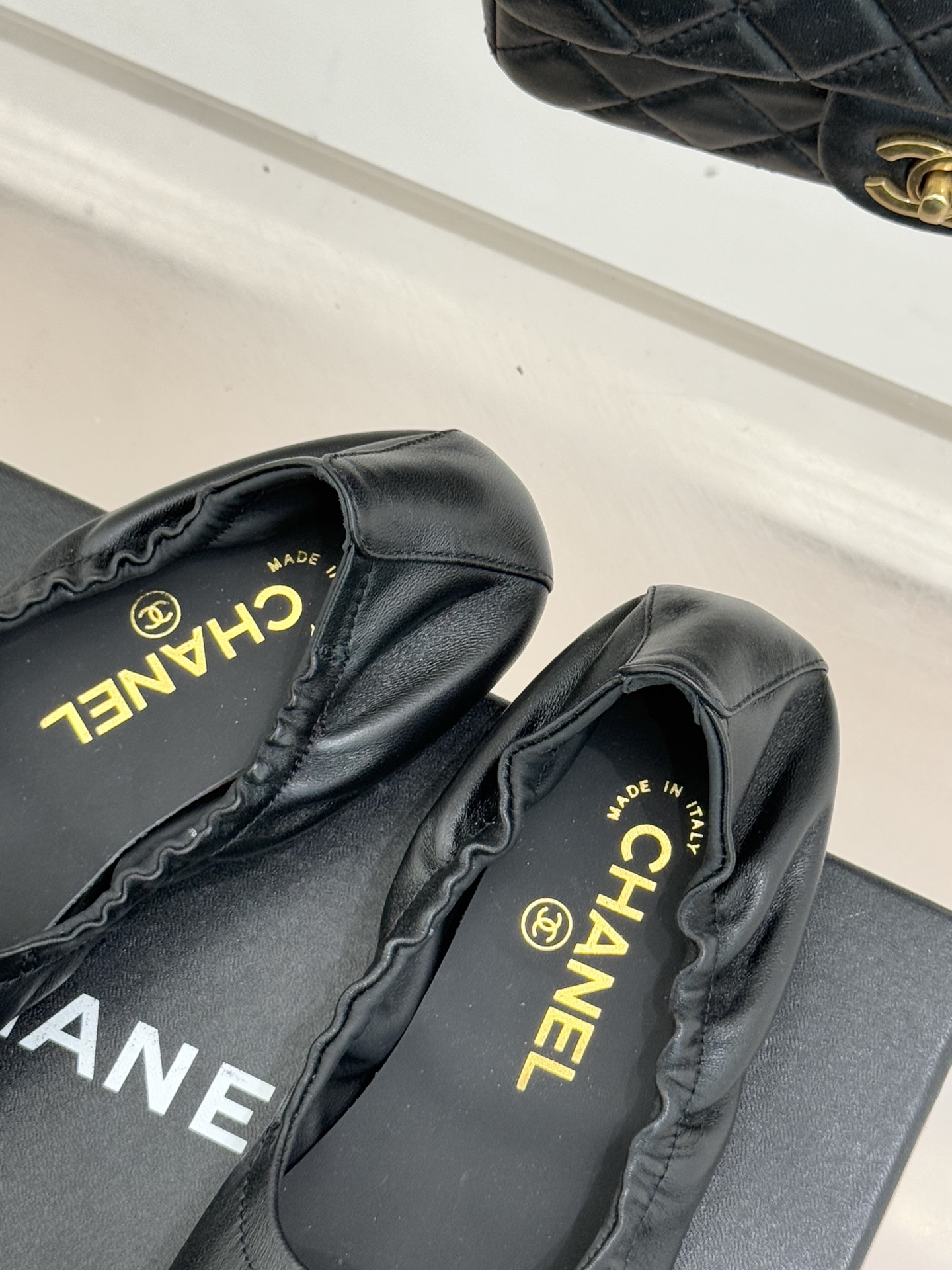 CHANE* ｜小香26P双C山茶花平底芭蕾舞鞋以芭蕾鞋的灵动续写小香经典让品牌灵魂符号山茶花与双C标识