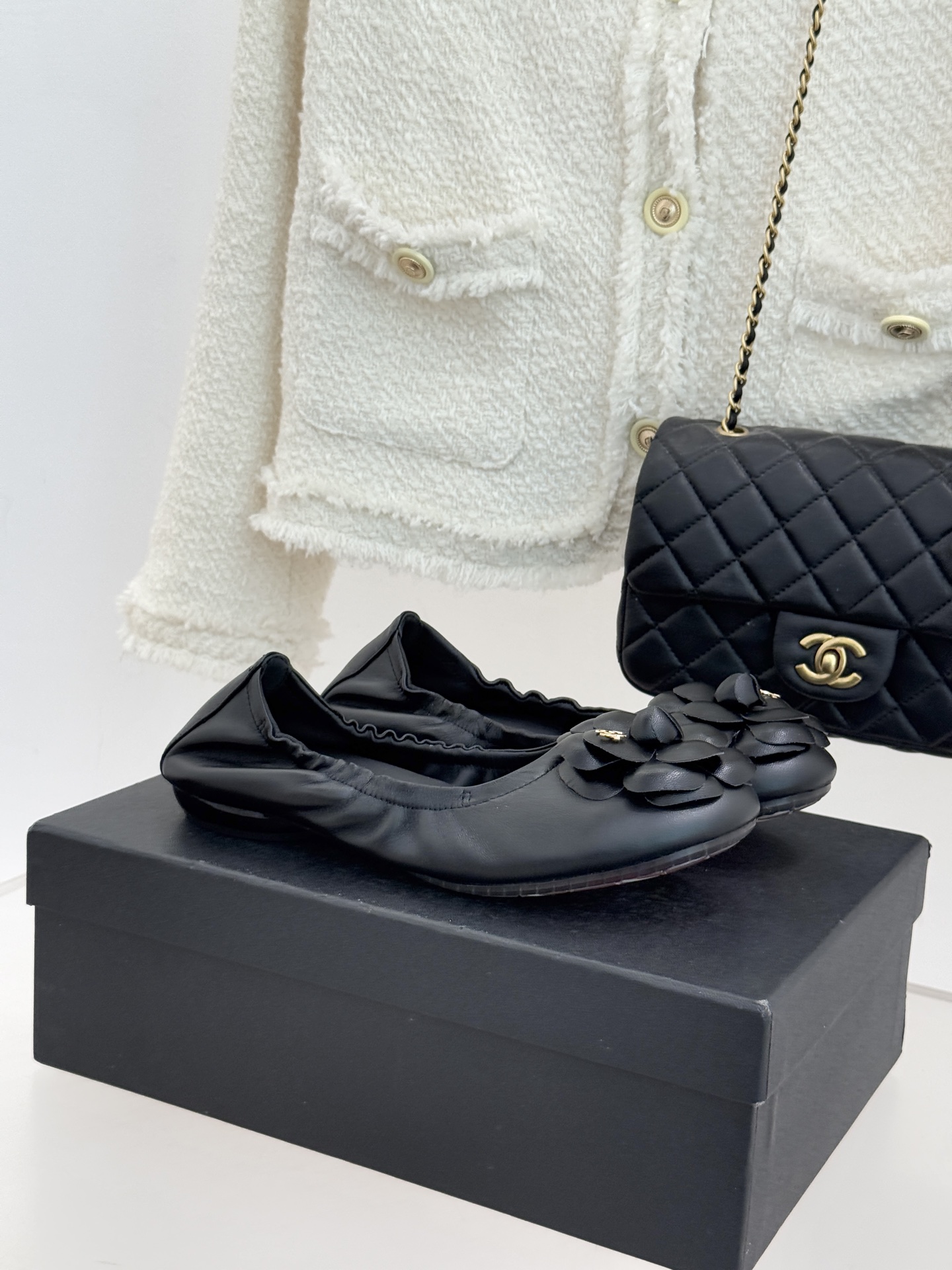 NO:726341,CHANE* | Xiaoxiang 26P Double C Camellia Flat Ballet Shoes Continuing the Xiaoxiang classic with the flexibility of ballet shoes. Let the brand soul symbol camellia dance with the double C logo. The three-dimensional camellia on the toe is stacked by hand in multiple layers. The edge of the petals is slightly rolled with handmade temperature. The hidden double C micro logo echoes the stamens. The custom elastic elastic band at the shoe collar is the core of comfort. It fits the ankle without tightening the skin. It is flexible and practical. Whether it is paired with a dress to perform romance  Or wear it with cigarette pants to unlock the elegance of commuting. Both can use the image of pure and elegant camellia to make every step carry a sense of relaxation and luxury, becoming a fashionable must-have across occasions. The fabric is made of original customized leather, and the lining of the toes is all sheepskin. Italian imported leather outsole size 35-39 (customized 40/41) No. 82320260205, ballet shoes, chanel, skirts, sheepskin, Leather soles19860909CHANE* ｜小香26P双C山茶花 平底芭蕾舞鞋 以芭蕾鞋的灵动续写小香经典 让品牌灵魂符号山茶花与双C标识共舞 鞋头立体山茶花以多层手工堆叠 花瓣边缘微卷自带手工温度 暗藏的双C微标与花蕊呼应 鞋口定制弹力橡筋是舒适核心 贴合脚踝不勒肤 兼顾灵动与实用 无论是搭配连衣裙演绎浪漫 还是配烟管裤解锁通勤优雅 都能以纯洁优雅的山茶花意象 让每一步都裹挟着松弛高级感 成为跨越场合的时髦必备. 面料采用原版定制皮料 内里踮脚均为羊皮 意大利进口真皮大底 size35-39（40/41定制） 编号82320260205,芭蕾舞鞋,chanel,skirts,sheepskin,Leather soles,Women's Shoes