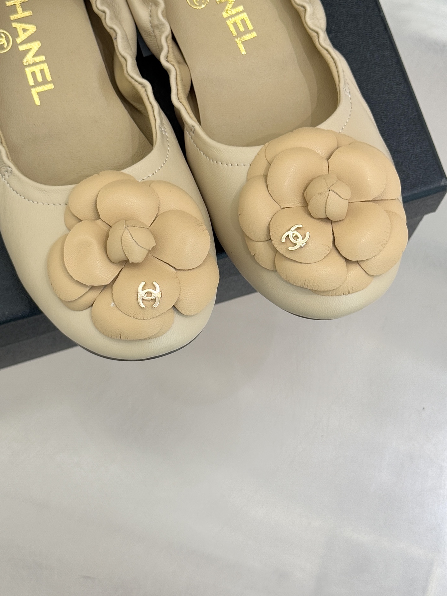 CHANE* ｜小香26P双C山茶花平底芭蕾舞鞋以芭蕾鞋的灵动续写小香经典让品牌灵魂符号山茶花与双C标识