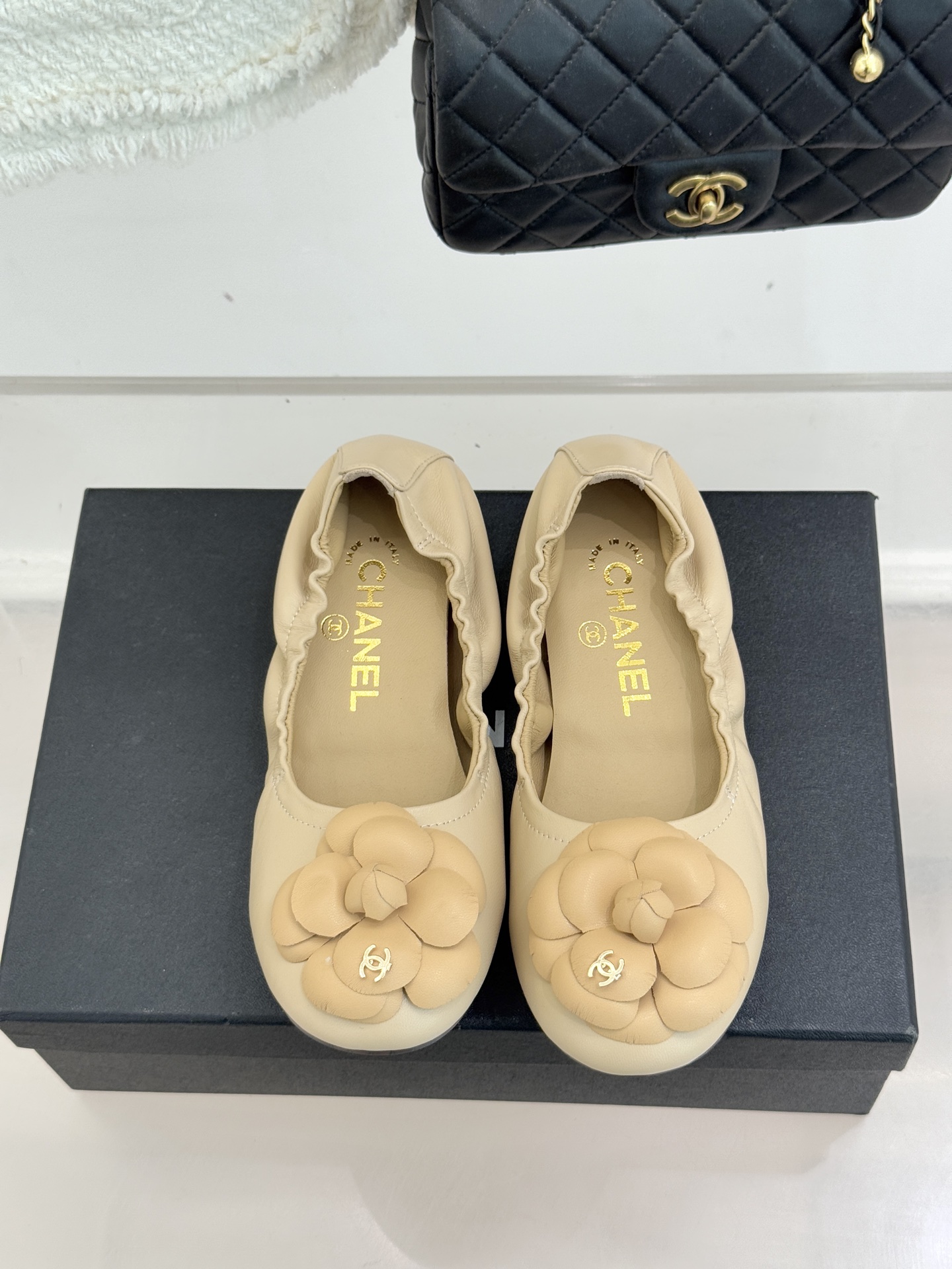 CHANE* ｜小香26P双C山茶花平底芭蕾舞鞋以芭蕾鞋的灵动续写小香经典让品牌灵魂符号山茶花与双C标识