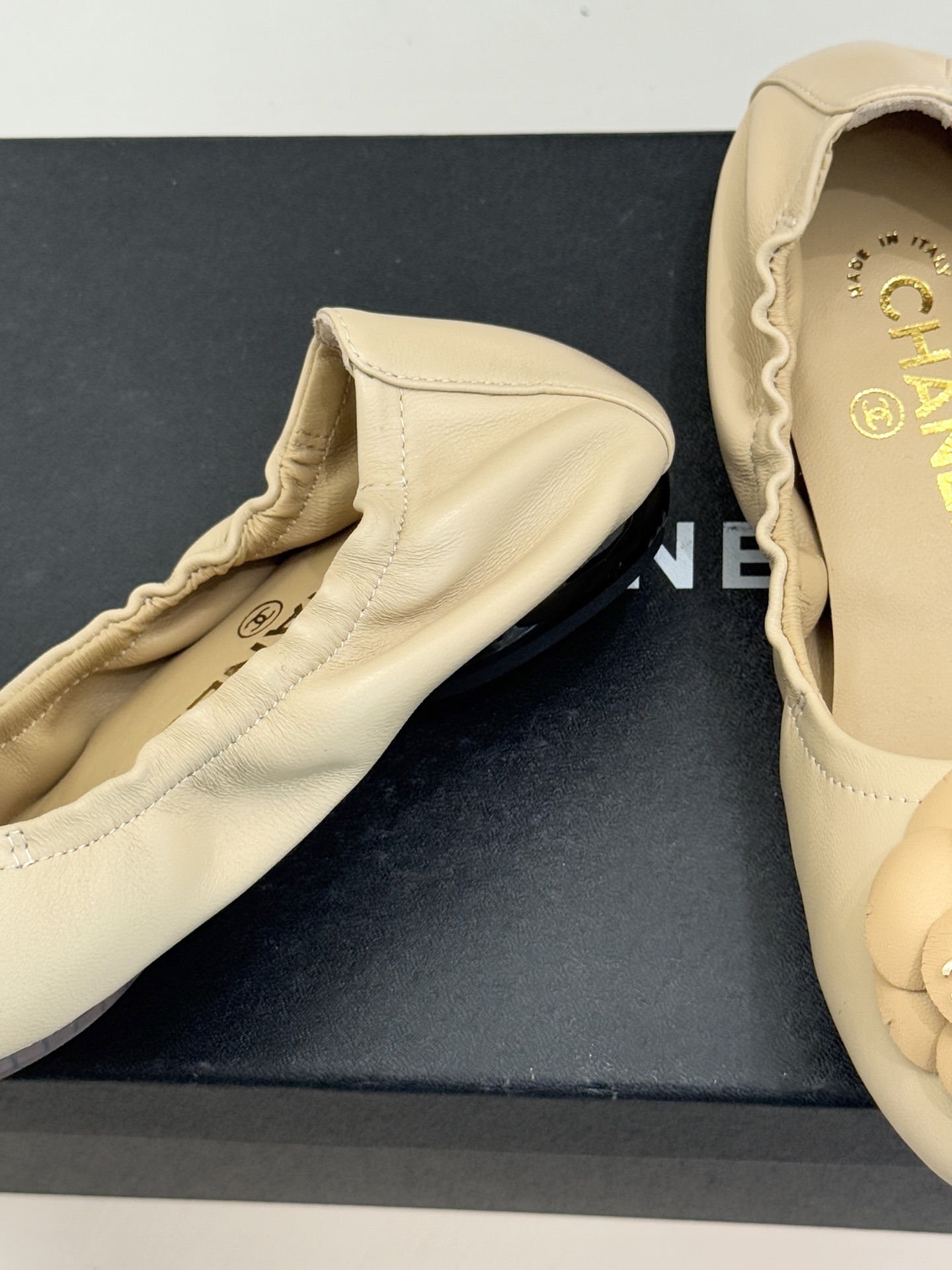 CHANE* ｜小香26P双C山茶花平底芭蕾舞鞋以芭蕾鞋的灵动续写小香经典让品牌灵魂符号山茶花与双C标识