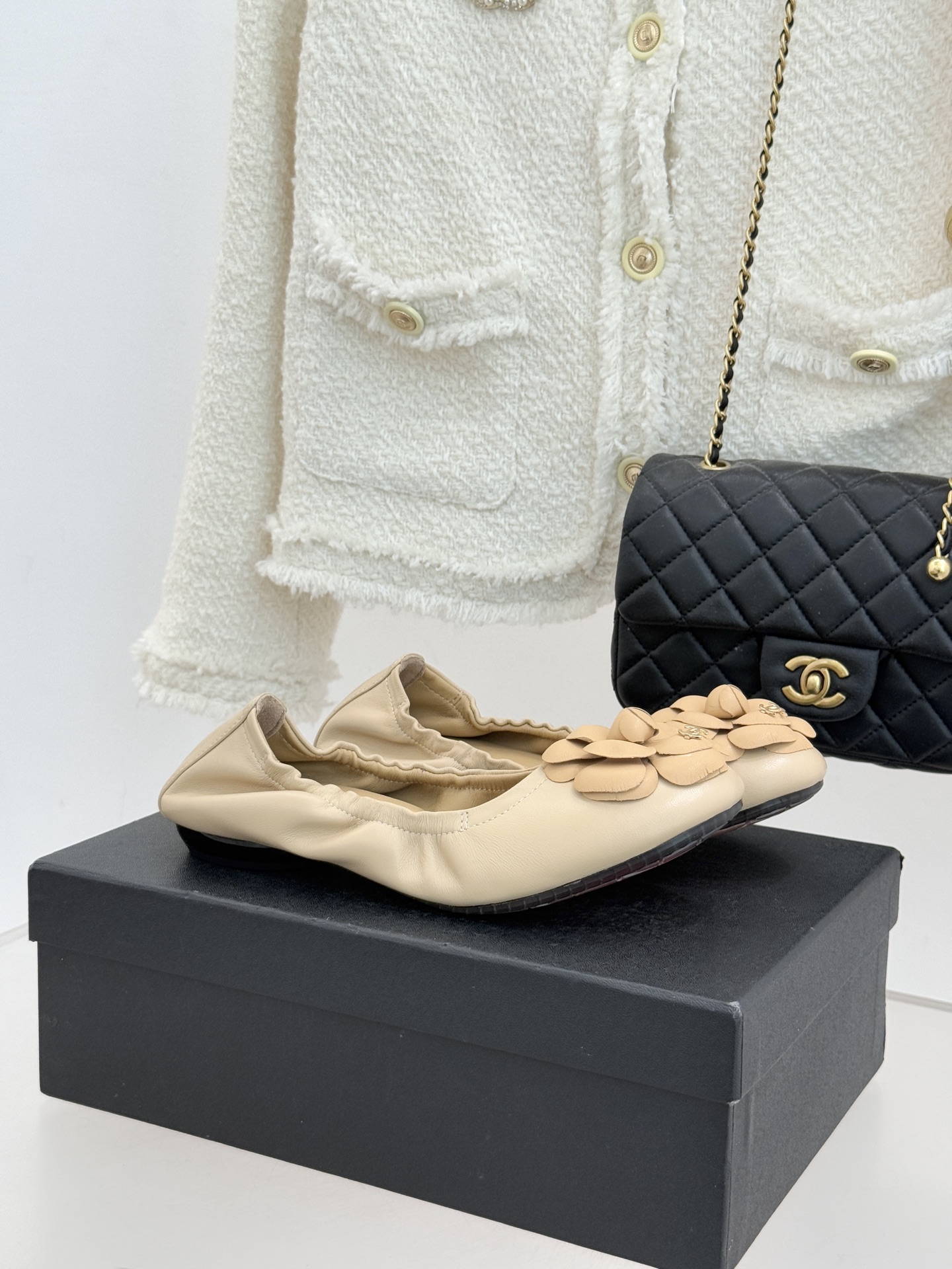 CHANE* ｜小香26P双C山茶花平底芭蕾舞鞋以芭蕾鞋的灵动续写小香经典让品牌灵魂符号山茶花与双C标识