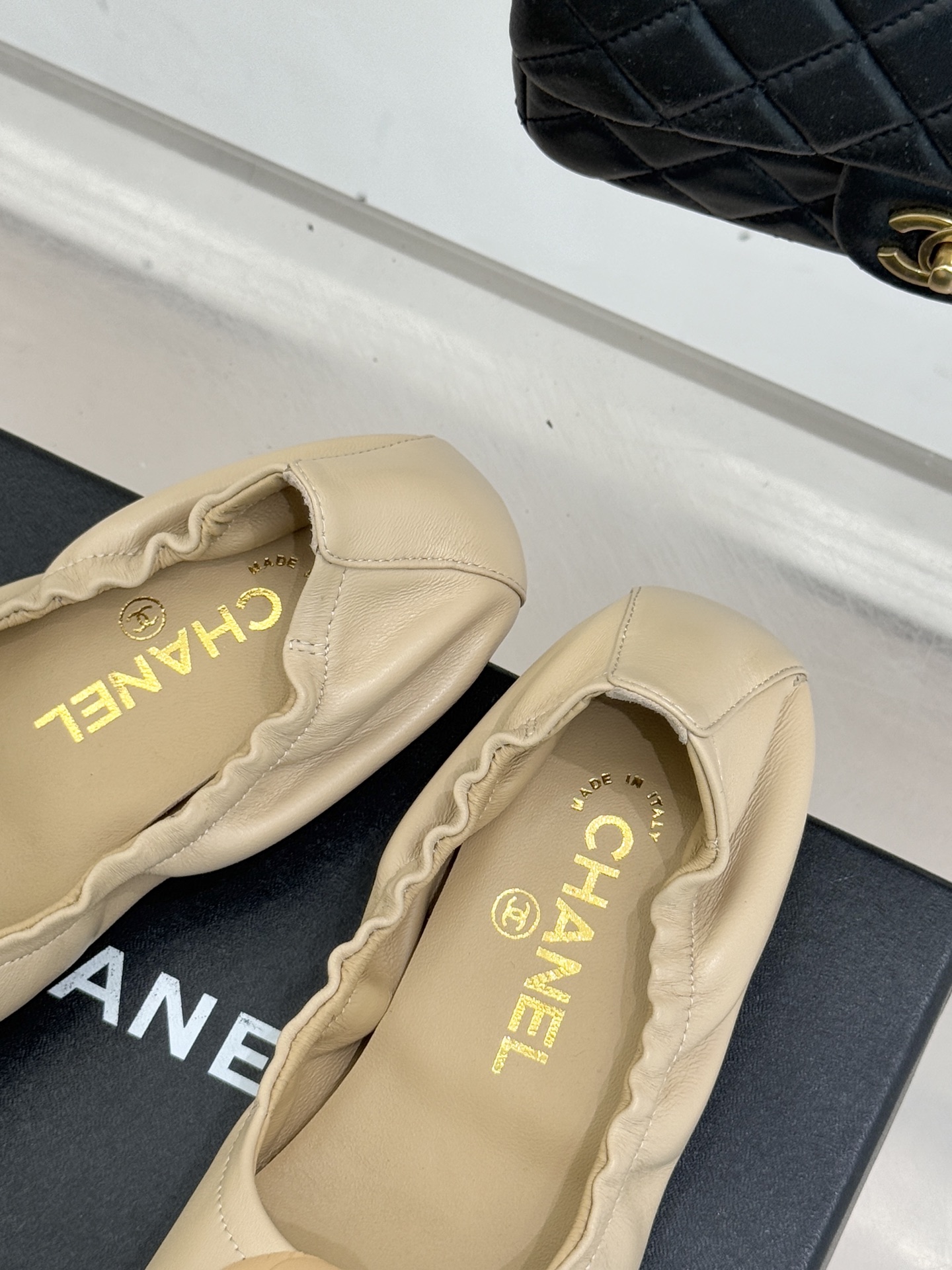 CHANE* ｜小香26P双C山茶花平底芭蕾舞鞋以芭蕾鞋的灵动续写小香经典让品牌灵魂符号山茶花与双C标识