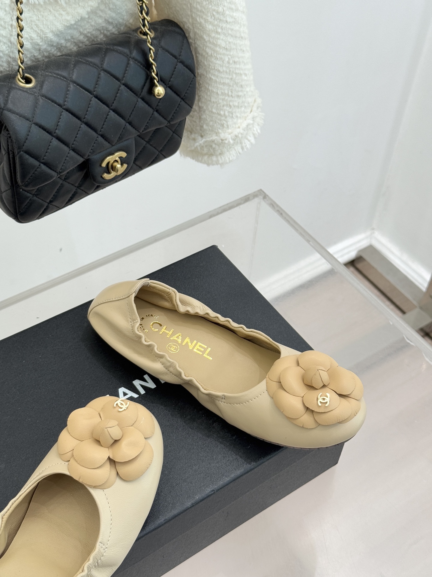 CHANE* ｜小香26P双C山茶花平底芭蕾舞鞋以芭蕾鞋的灵动续写小香经典让品牌灵魂符号山茶花与双C标识