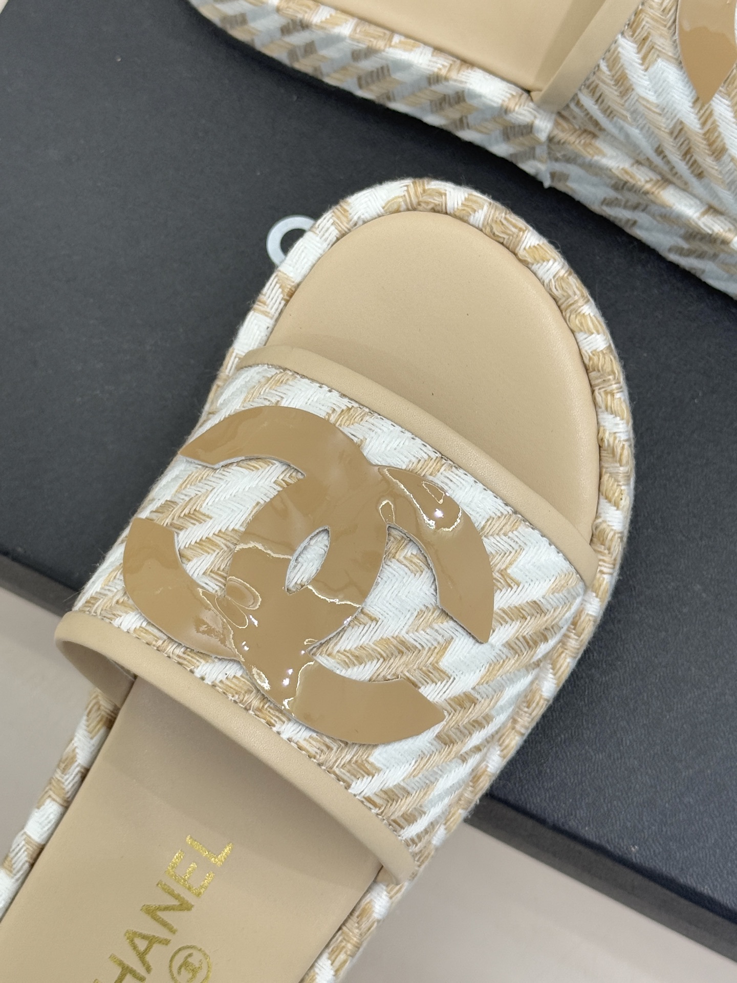 CHANE* ｜小香经典大双C千鸟纹厚底拖鞋拼色锯齿纹交织的经典千鸟格是小香穿越时光的优雅密码这双拖鞋以