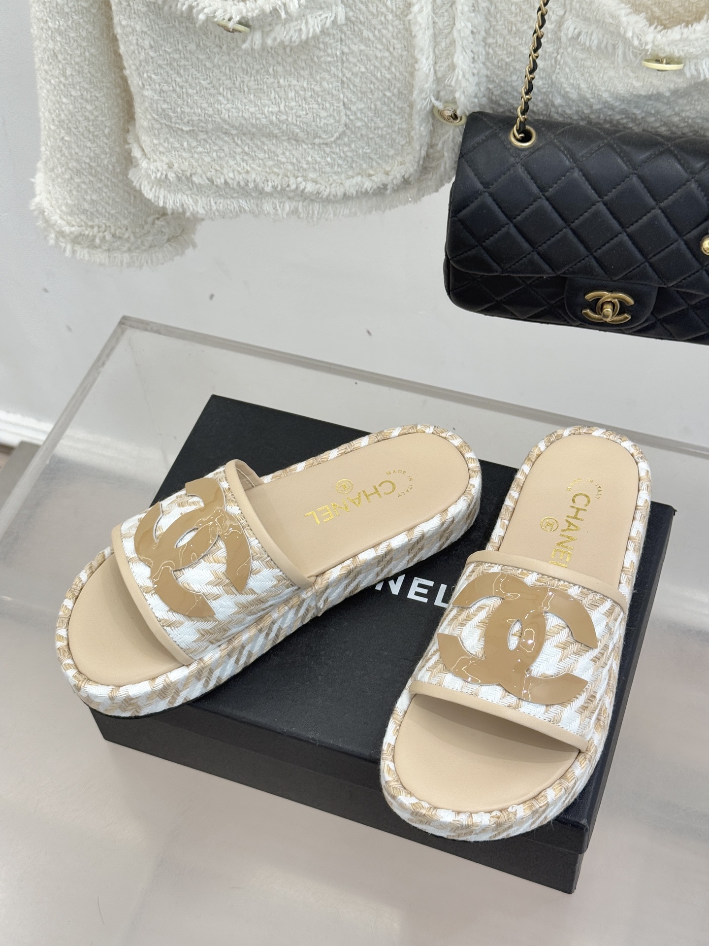 CHANE* ｜小香经典大双C千鸟纹厚底拖鞋拼色锯齿纹交织的经典千鸟格是小香穿越时光的优雅密码这双拖鞋以