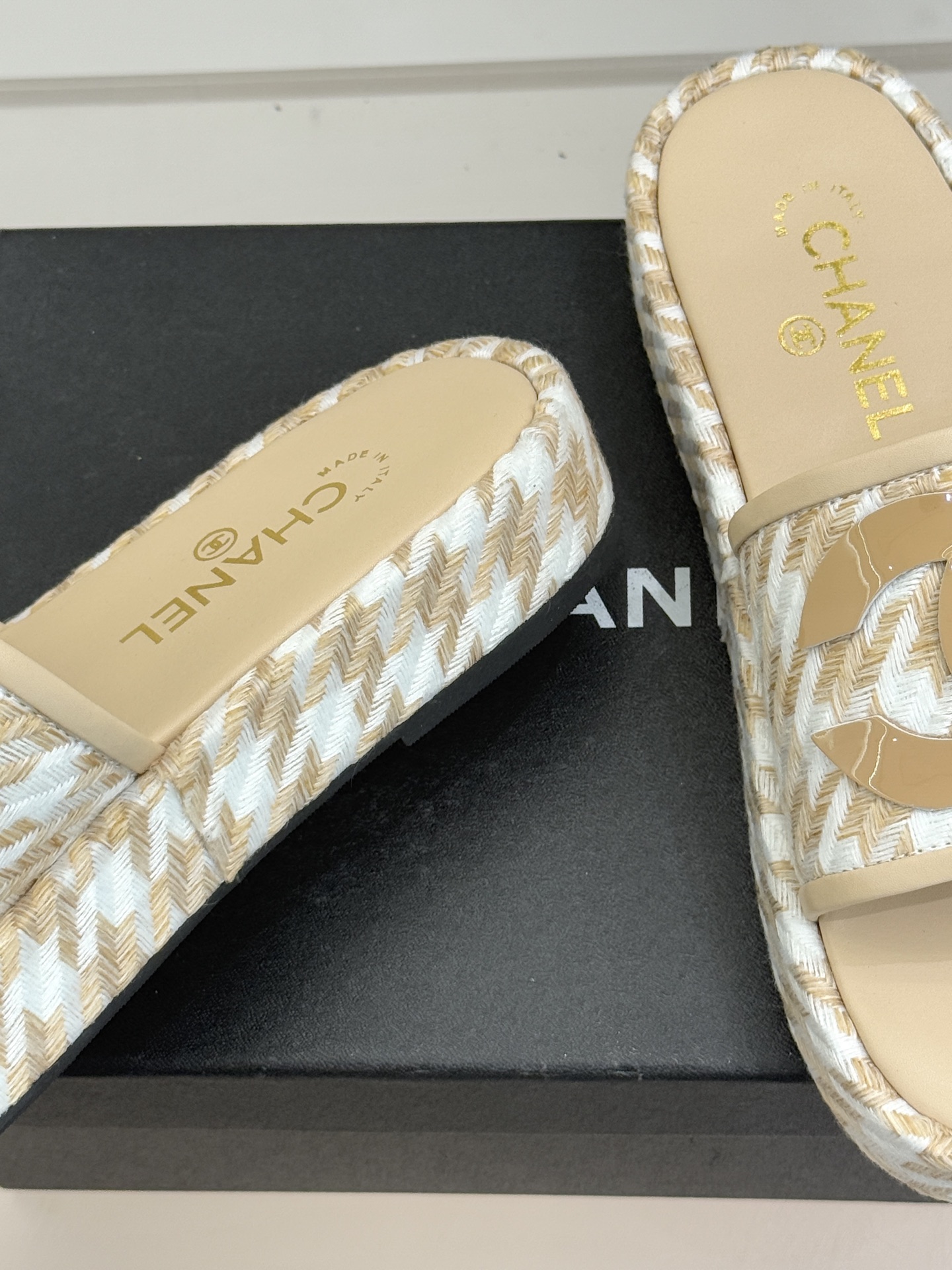 CHANE* ｜小香经典大双C千鸟纹厚底拖鞋拼色锯齿纹交织的经典千鸟格是小香穿越时光的优雅密码这双拖鞋以