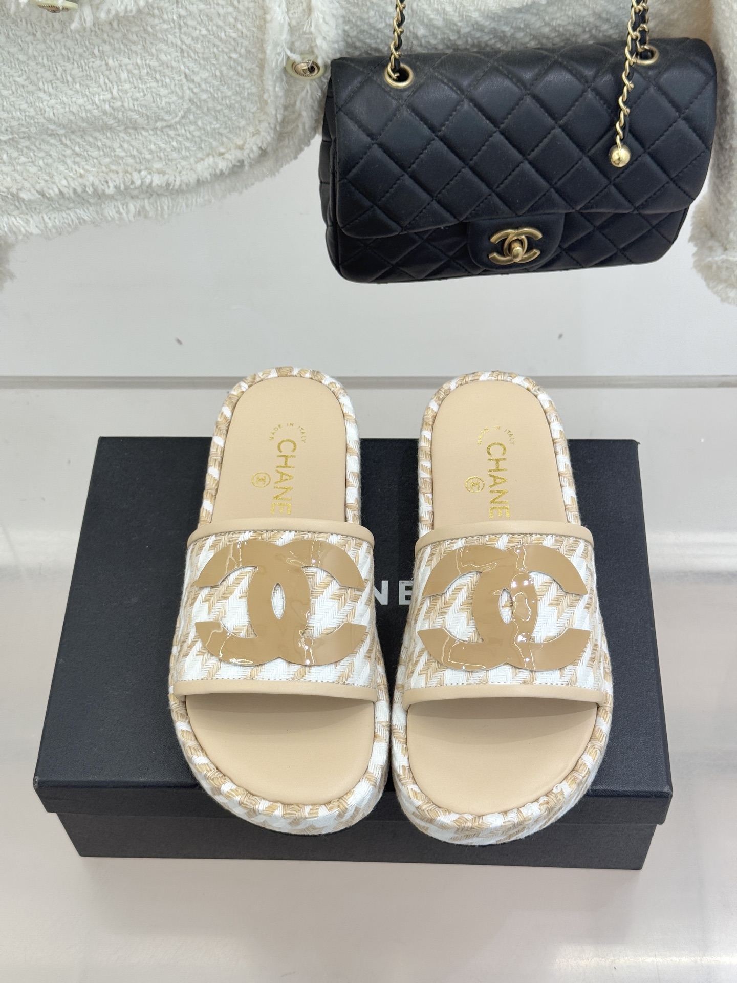 CHANE* ｜小香经典大双C千鸟纹厚底拖鞋拼色锯齿纹交织的经典千鸟格是小香穿越时光的优雅密码这双拖鞋以