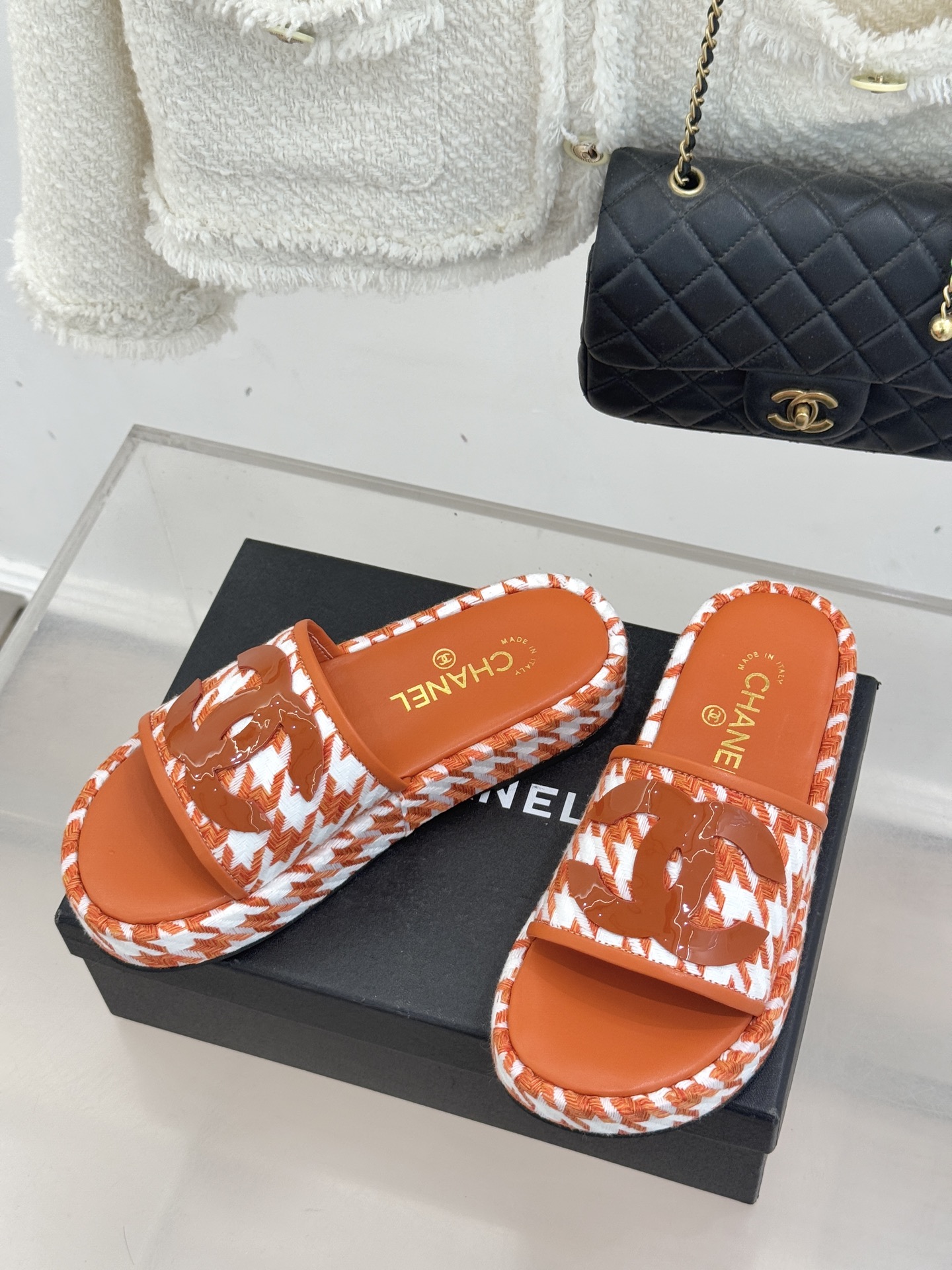 CHANE* ｜小香经典大双C千鸟纹厚底拖鞋拼色锯齿纹交织的经典千鸟格是小香穿越时光的优雅密码这双拖鞋以