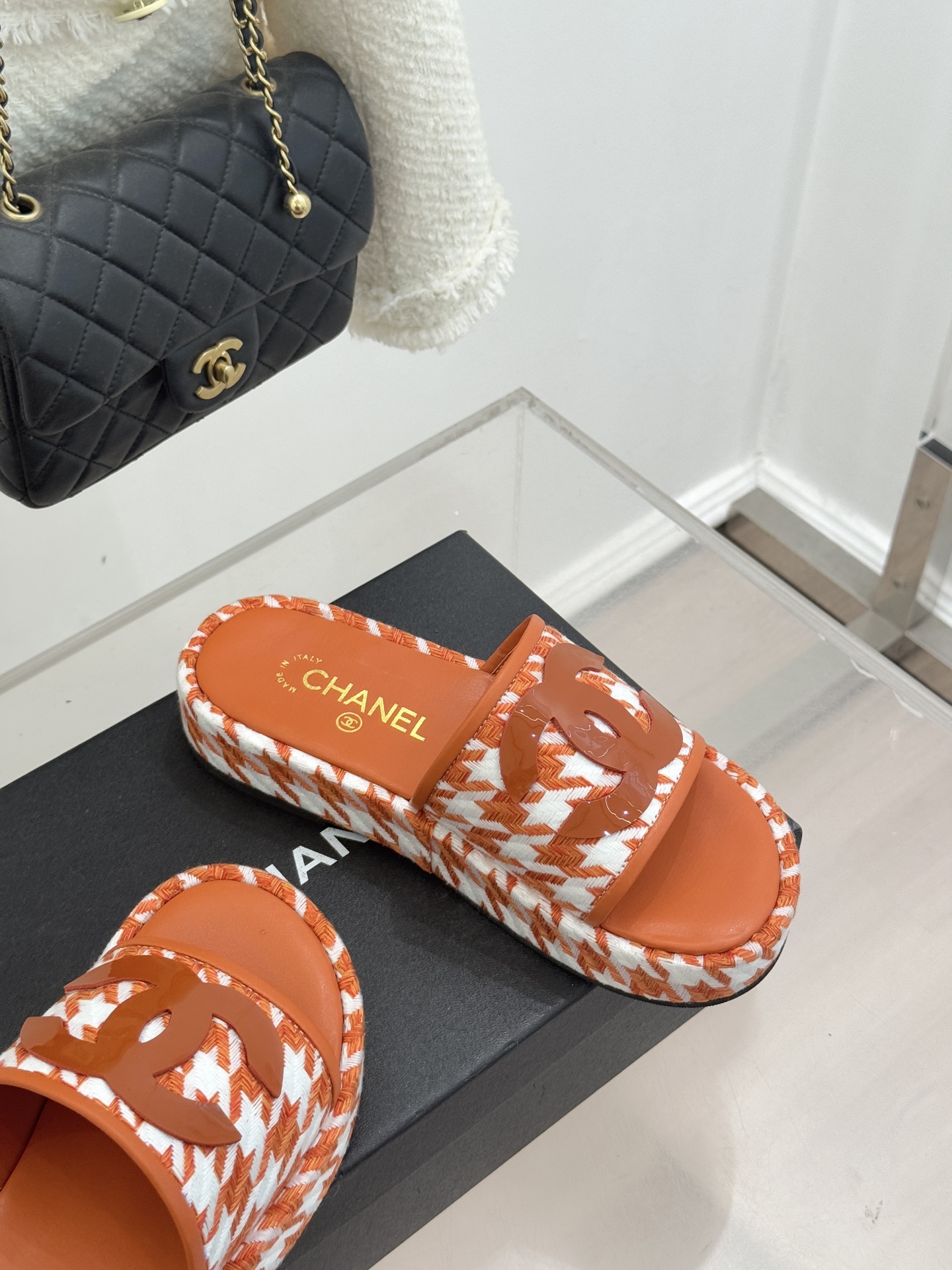 CHANE* ｜小香经典大双C千鸟纹厚底拖鞋拼色锯齿纹交织的经典千鸟格是小香穿越时光的优雅密码这双拖鞋以