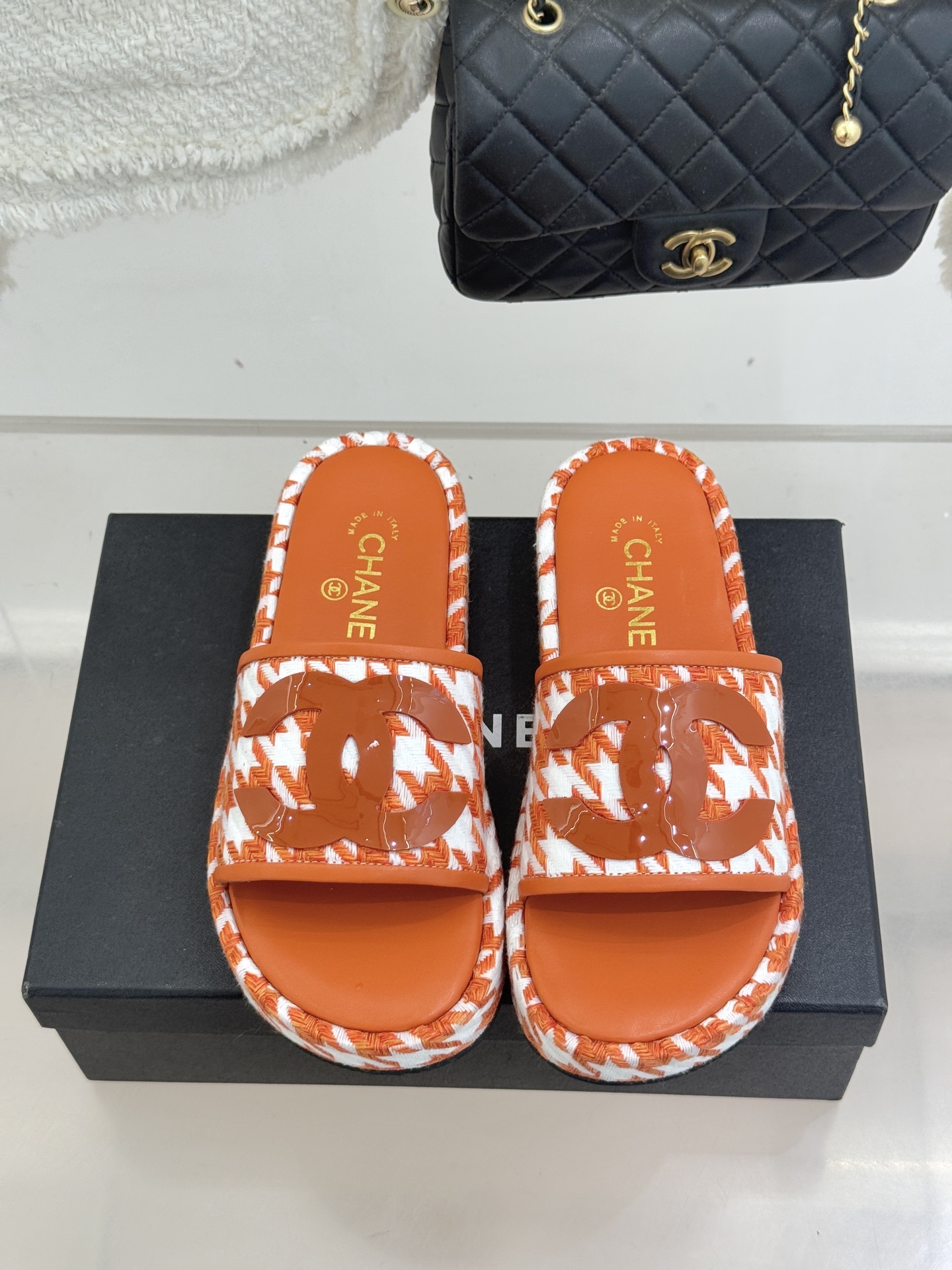 CHANE* ｜小香经典大双C千鸟纹厚底拖鞋拼色锯齿纹交织的经典千鸟格是小香穿越时光的优雅密码这双拖鞋以