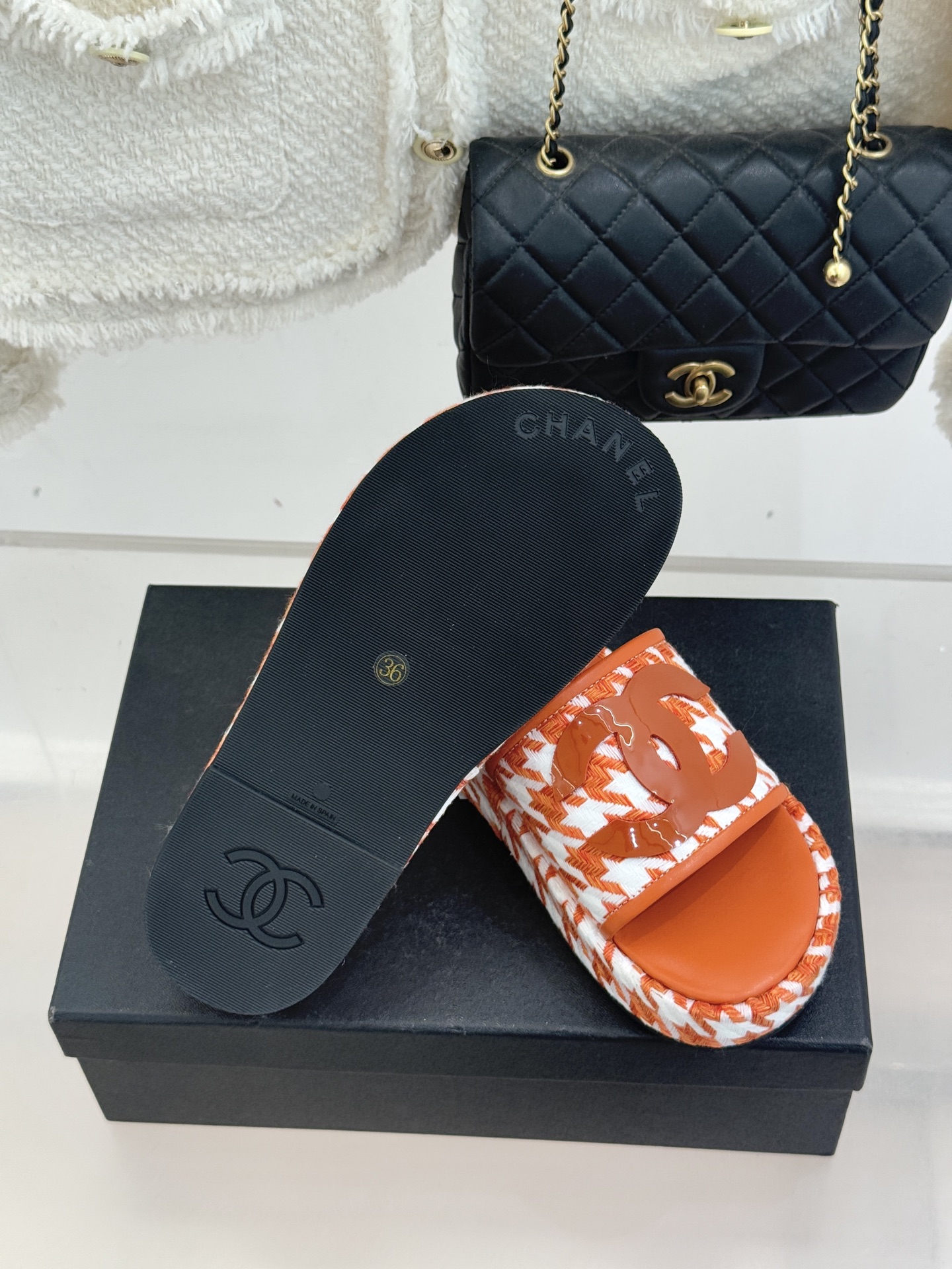 CHANE* ｜小香经典大双C千鸟纹厚底拖鞋拼色锯齿纹交织的经典千鸟格是小香穿越时光的优雅密码这双拖鞋以