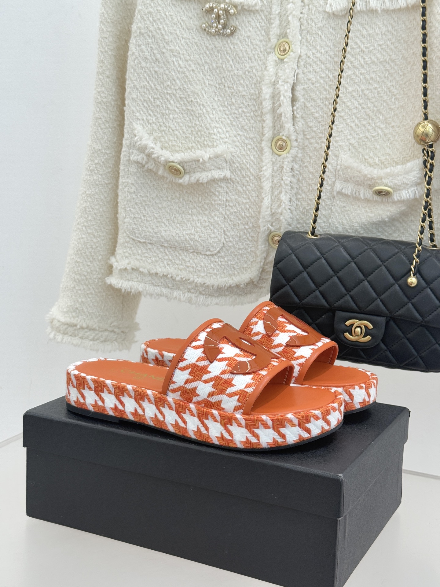 CHANE* ｜小香经典大双C千鸟纹厚底拖鞋拼色锯齿纹交织的经典千鸟格是小香穿越时光的优雅密码这双拖鞋以