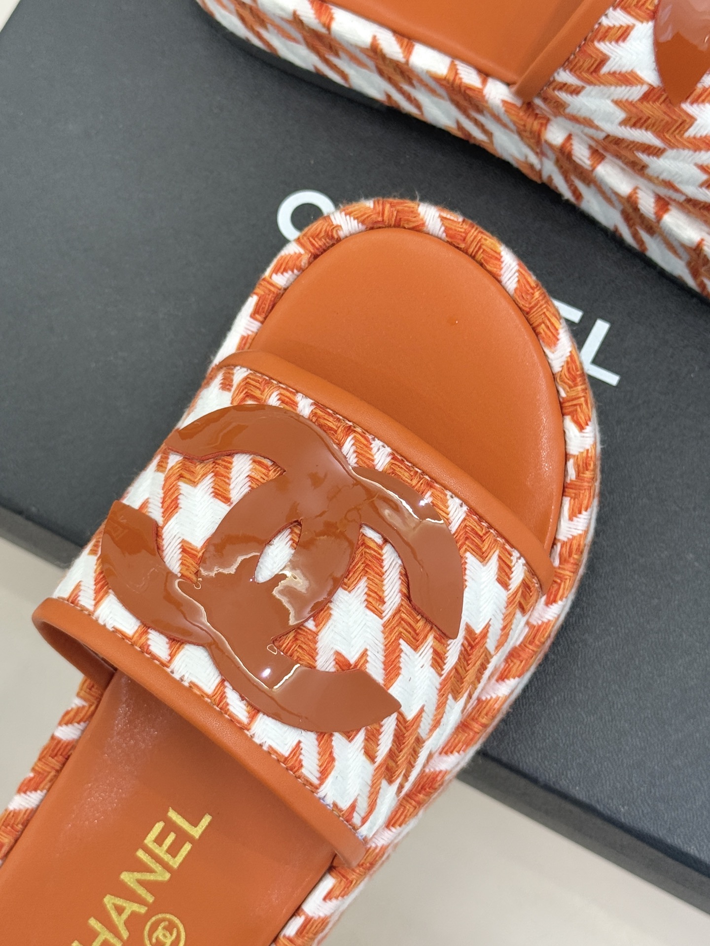 CHANE* ｜小香经典大双C千鸟纹厚底拖鞋拼色锯齿纹交织的经典千鸟格是小香穿越时光的优雅密码这双拖鞋以
