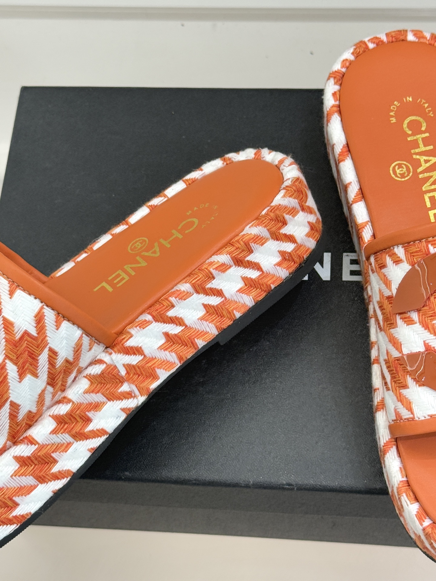 CHANE* ｜小香经典大双C千鸟纹厚底拖鞋拼色锯齿纹交织的经典千鸟格是小香穿越时光的优雅密码这双拖鞋以