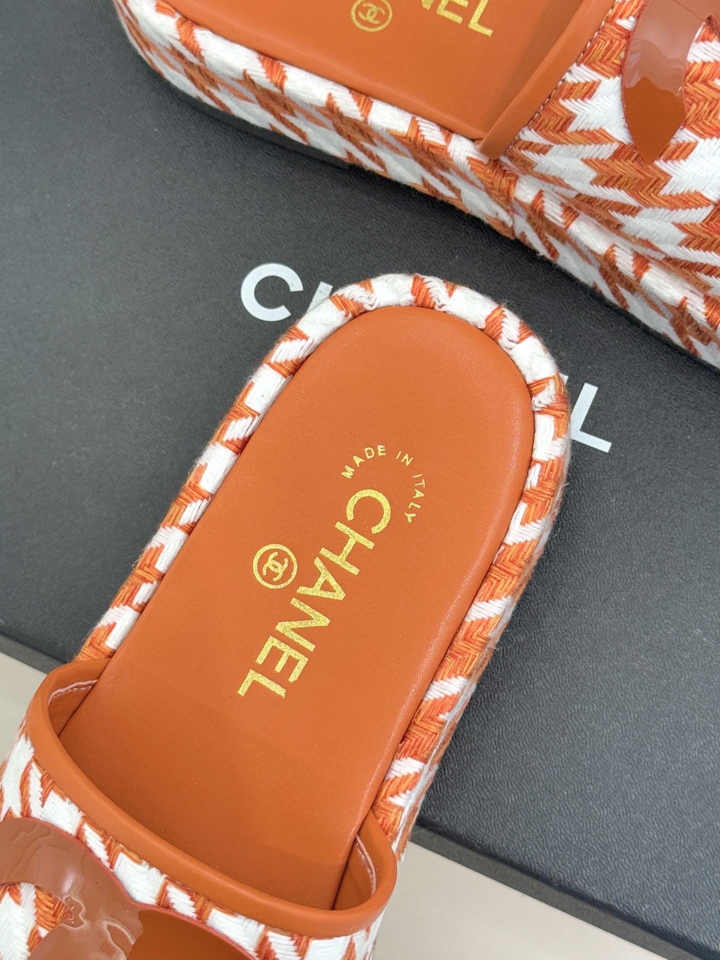 CHANE* ｜小香经典大双C千鸟纹厚底拖鞋拼色锯齿纹交织的经典千鸟格是小香穿越时光的优雅密码这双拖鞋以